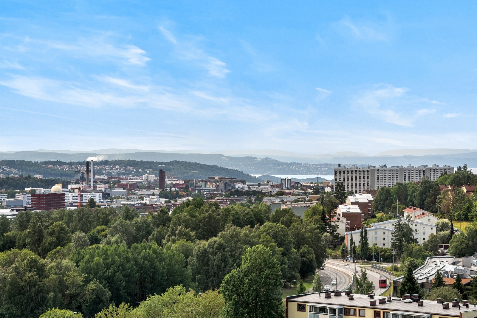 Leiligheten ligger høyt og fritt i toppetasjen(12. etasje) med fantastisk utsikt over Oslo. Galleribilde
