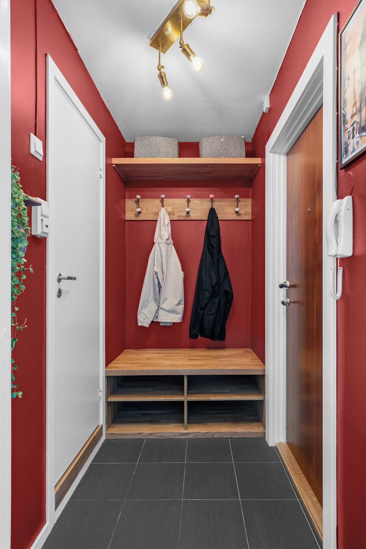 En stilriktig entré ønsker deg velkommen! Plassbygd garderobeløsning til ytterbekledning og sko. Galleribilde