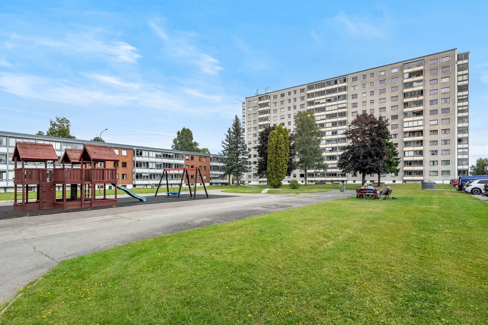 Fellesarealene til borettslaget er velstelte og byr på store grøntområder. Galleribilde