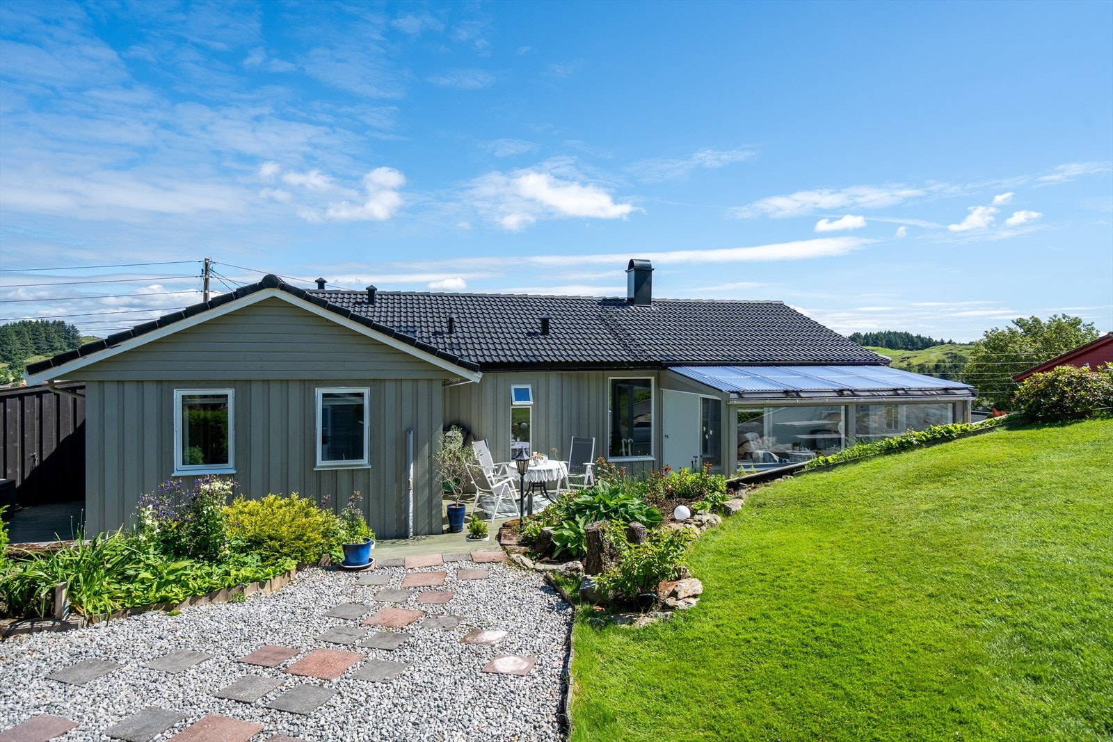 Tomten er skrånet og opparbeidet i flere nivåer. Galleribilde