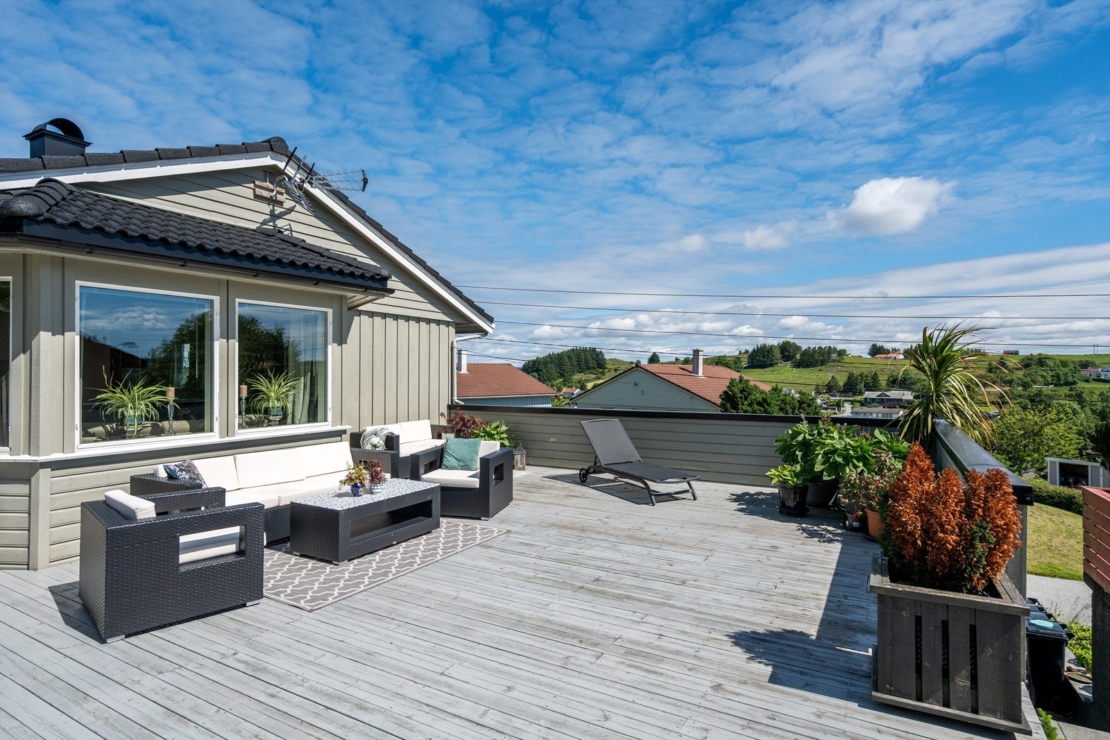 Fra terrassen er det utsikt over nærområdet. Galleribilde