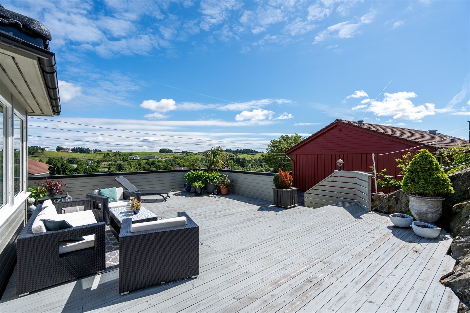 En velholdt familiebolig med en romslig og pent opparbeidet tomt. Eiendommen har flere terrasser og uteplasser på ulike nivåer. Galleribilde
