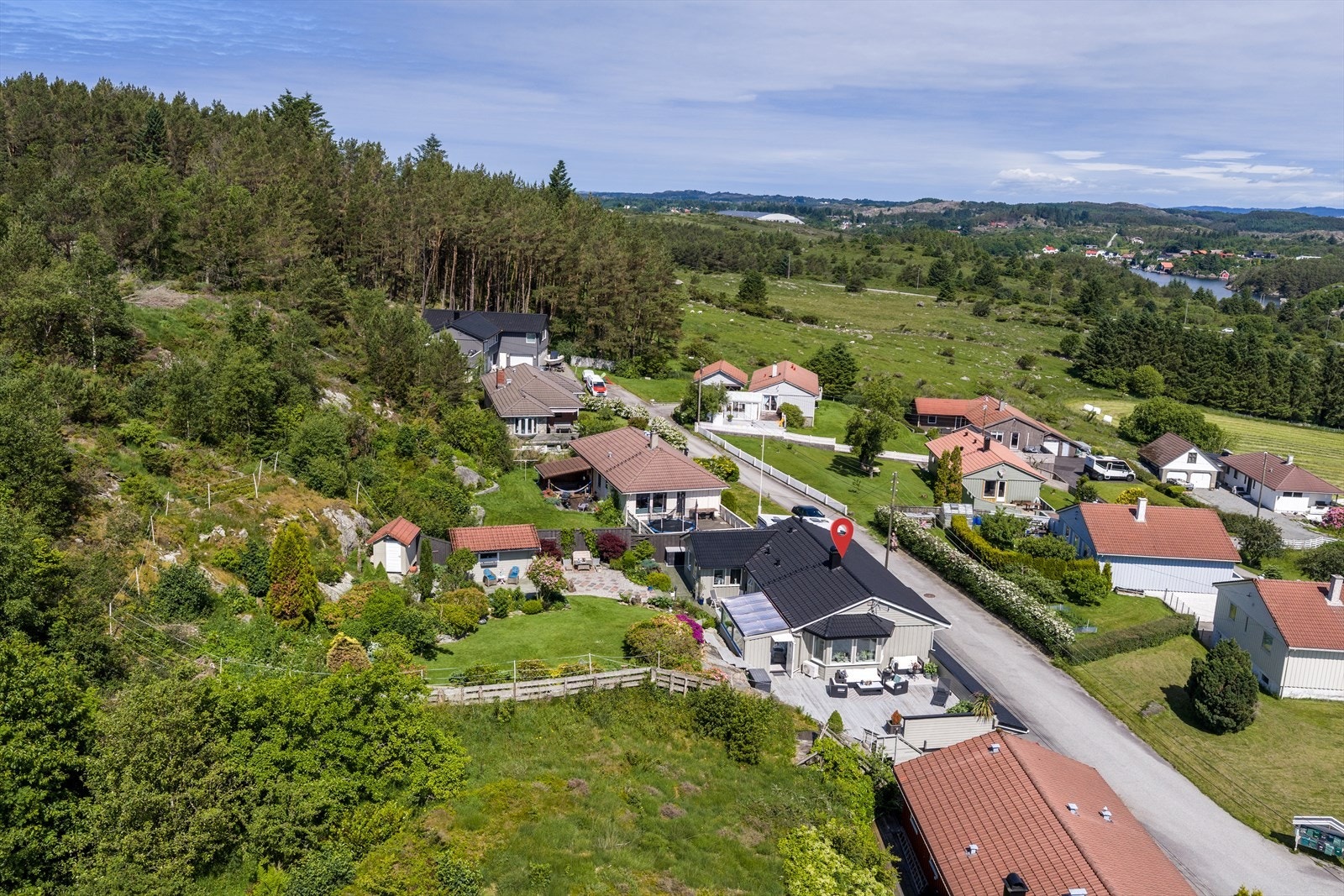 Nærhet til skog og mark med fine turstier. Kort avstand til vannet med badeplass og flotte turområder. Galleribilde
