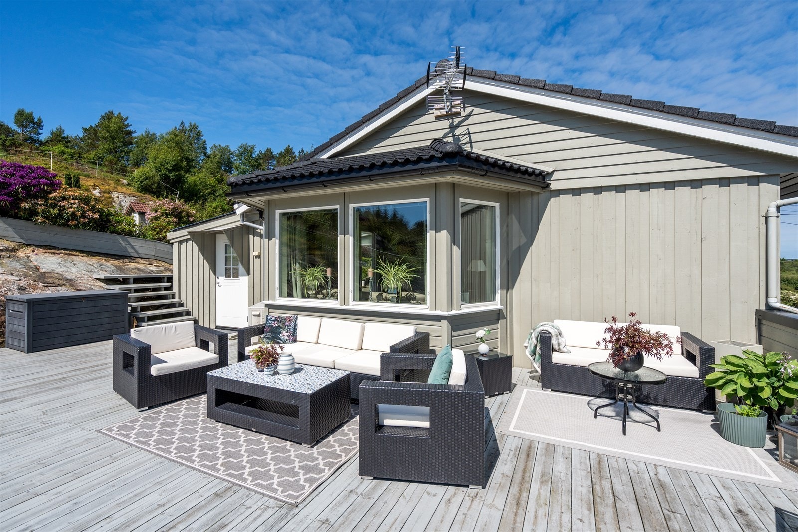 Stor terrasse over garasjen mot sør, med god plass til flere sittegrupper. Galleribilde