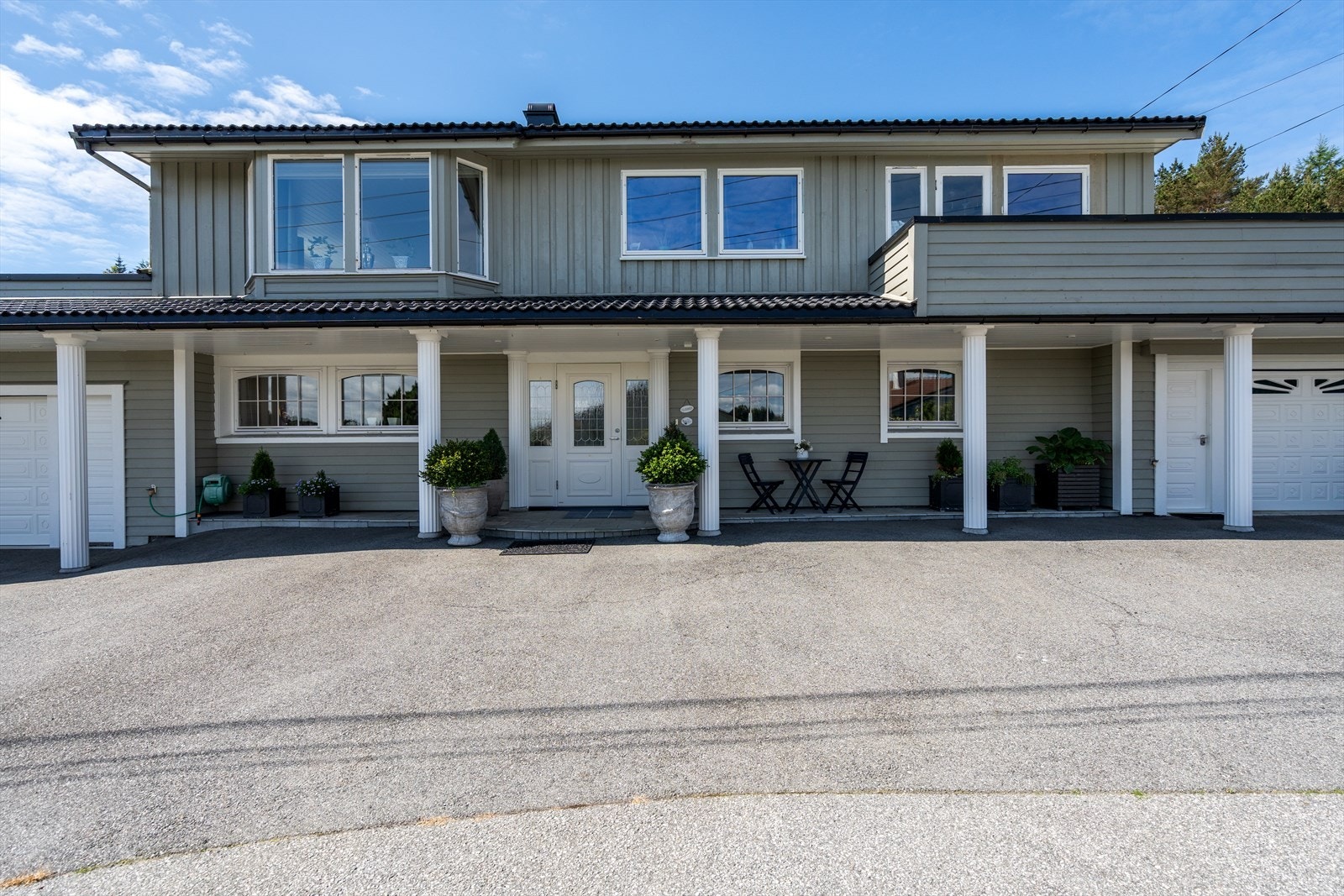 Asfaltert gårdsplass med god plass til parkering. Galleribilde