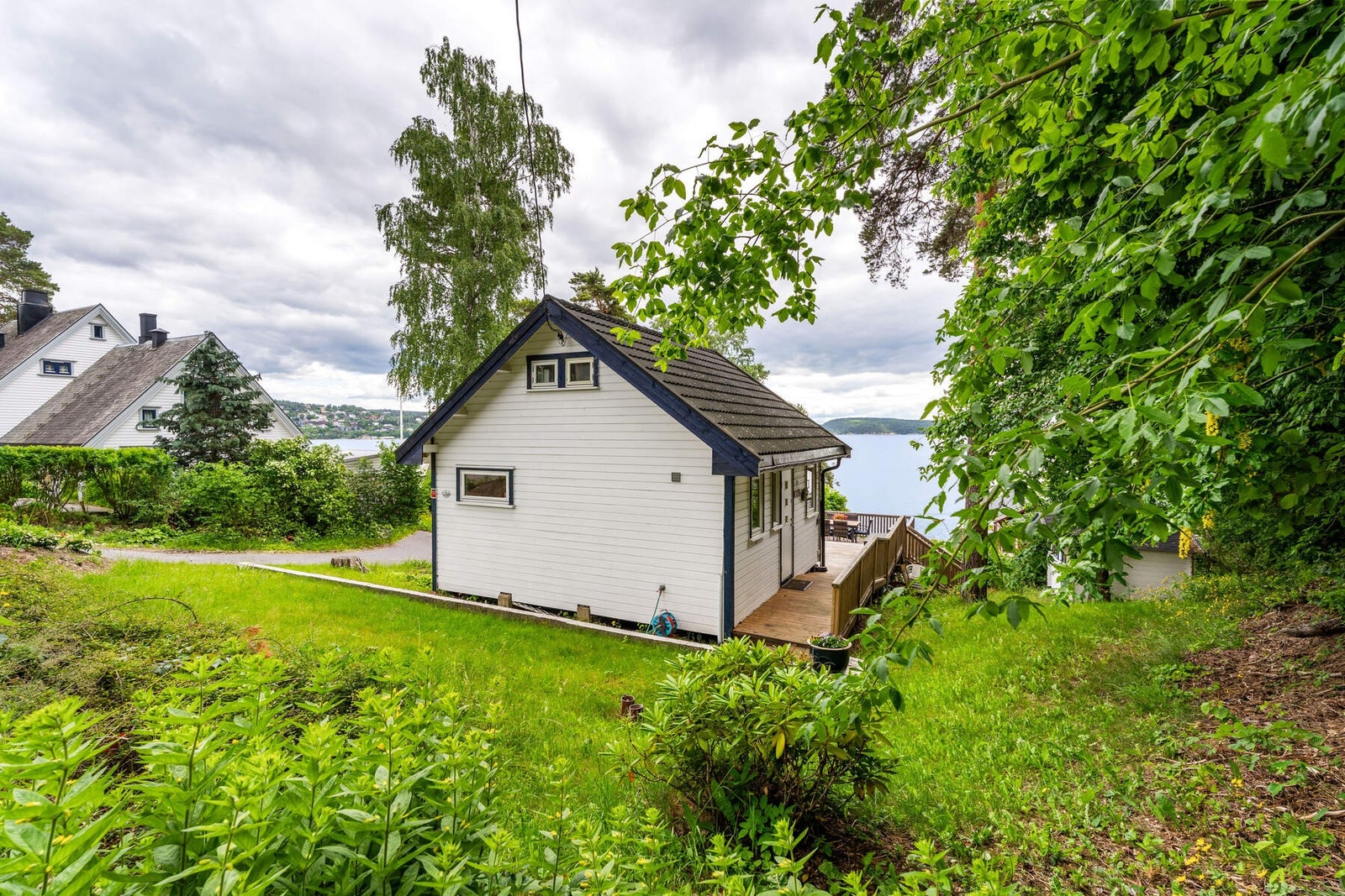 Biloppstillingsplass på tomten. Galleribilde