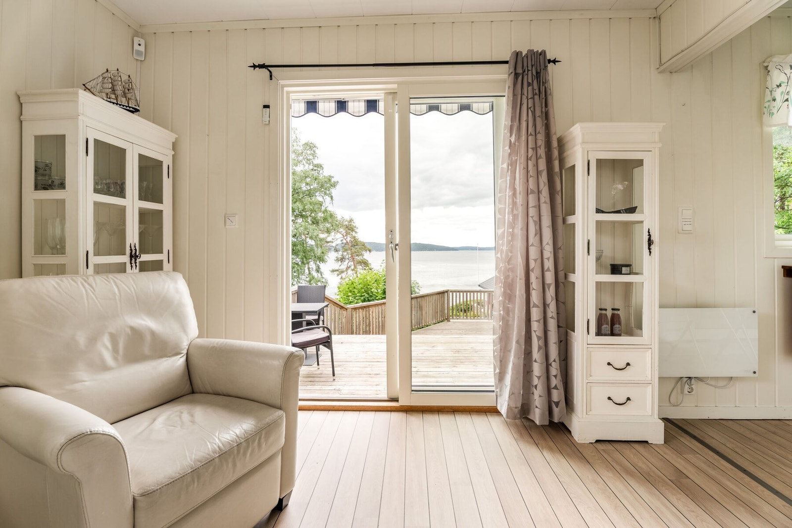 Stuen er lys og innbydende, med store vinduer og balkongdør ut til terrassen som gir flott kontakt med uteområdet og grønne omgivelser. Galleribilde