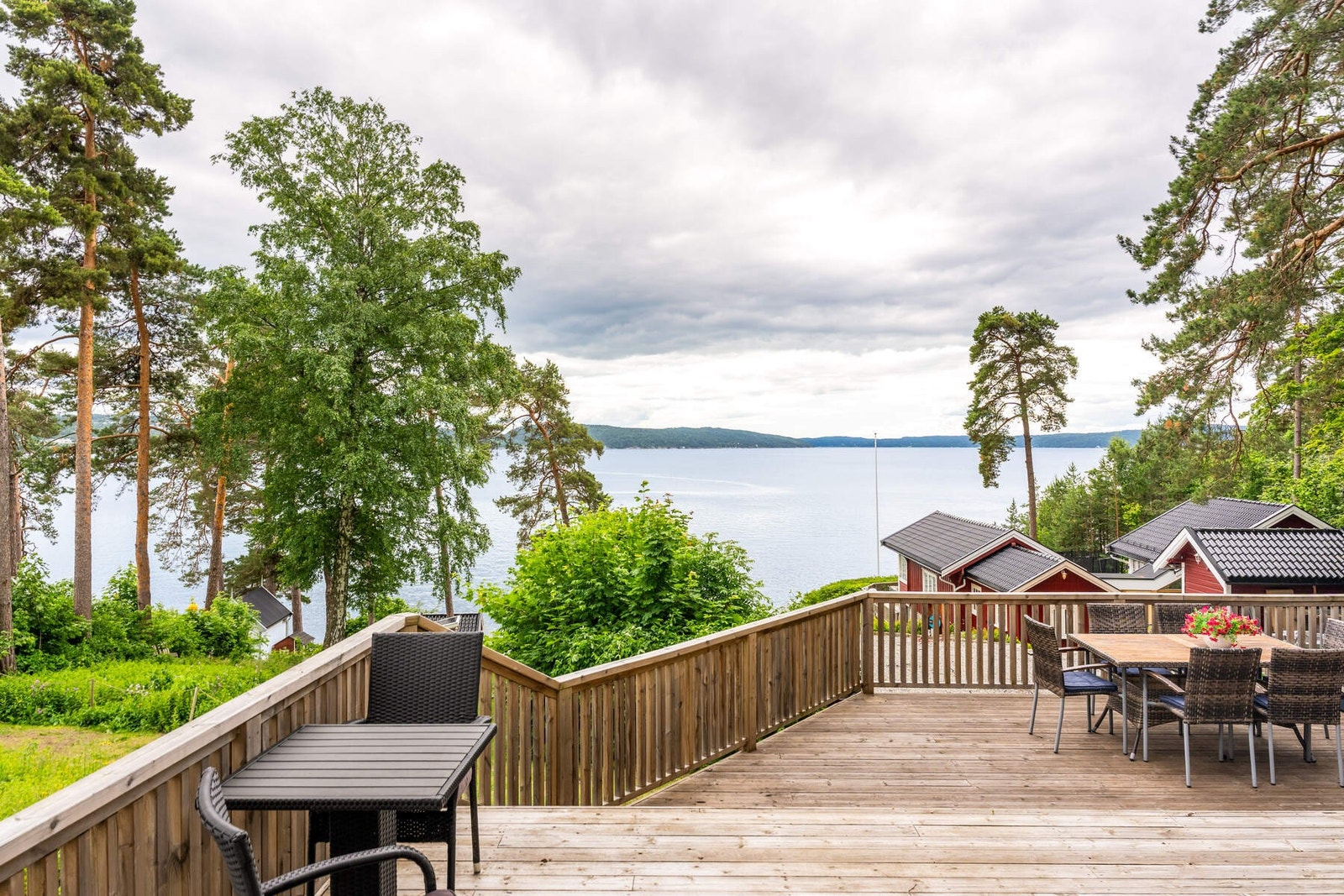 Naturskjønt og usjenert beliggende på Malmøya, med flott utsikt over fjorden og store, solrike terrasser. Galleribilde