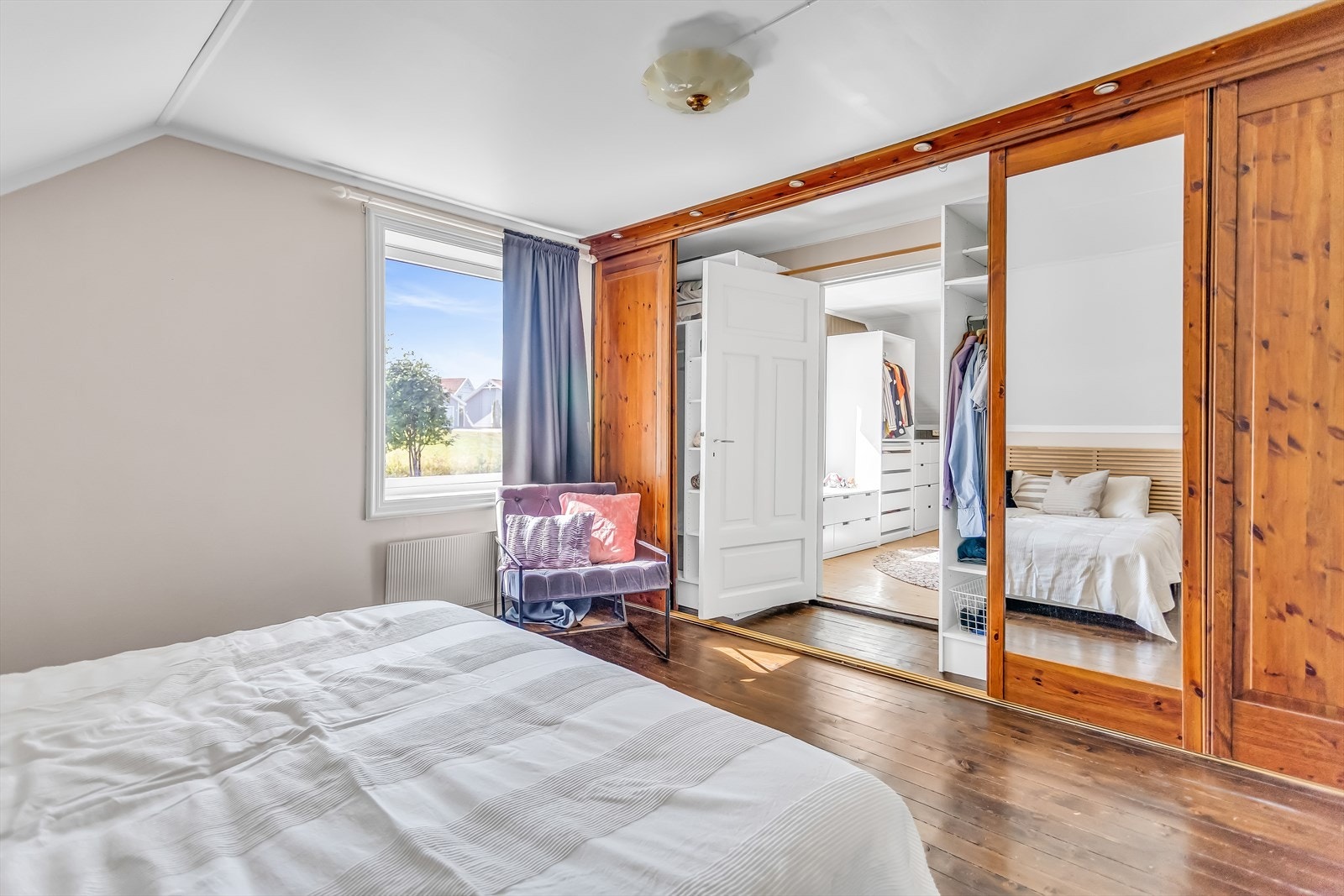 Soverom med god garderobeplass og tilknytning til walk in closet. Galleribilde
