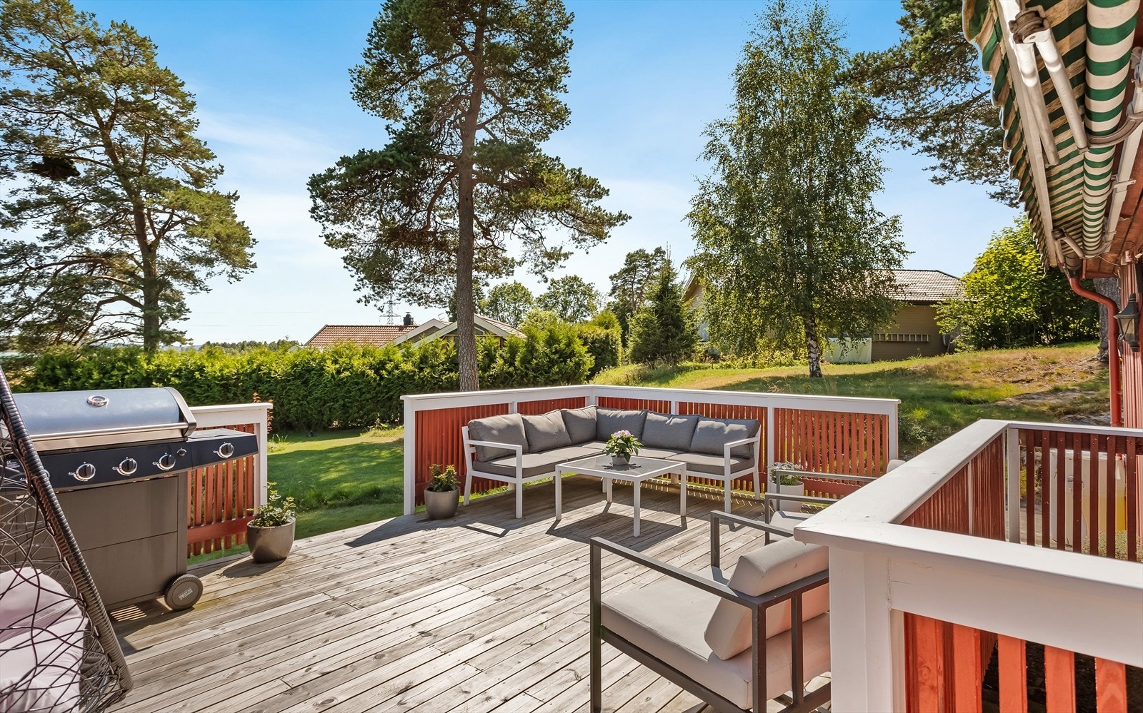 God plass til både grill og sittegruppe på den romslige terrassen. Galleribilde