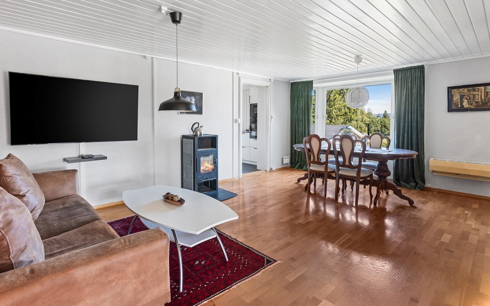 I stuen er det et vedfyrt ildsted som gir ekstra varme. Galleribilde
