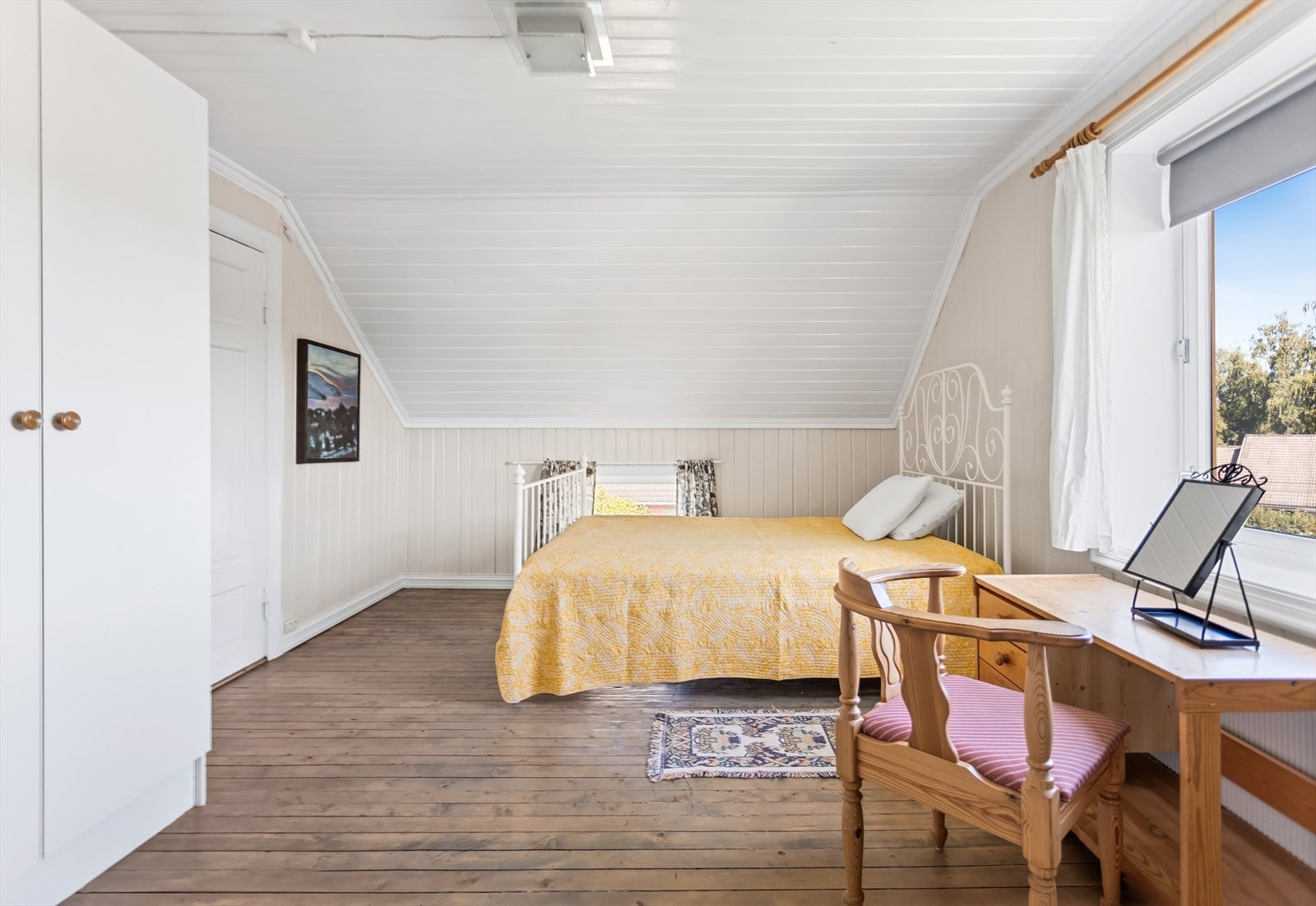 Soverom med sjarmerende skråtak og malte tregulv. Galleribilde