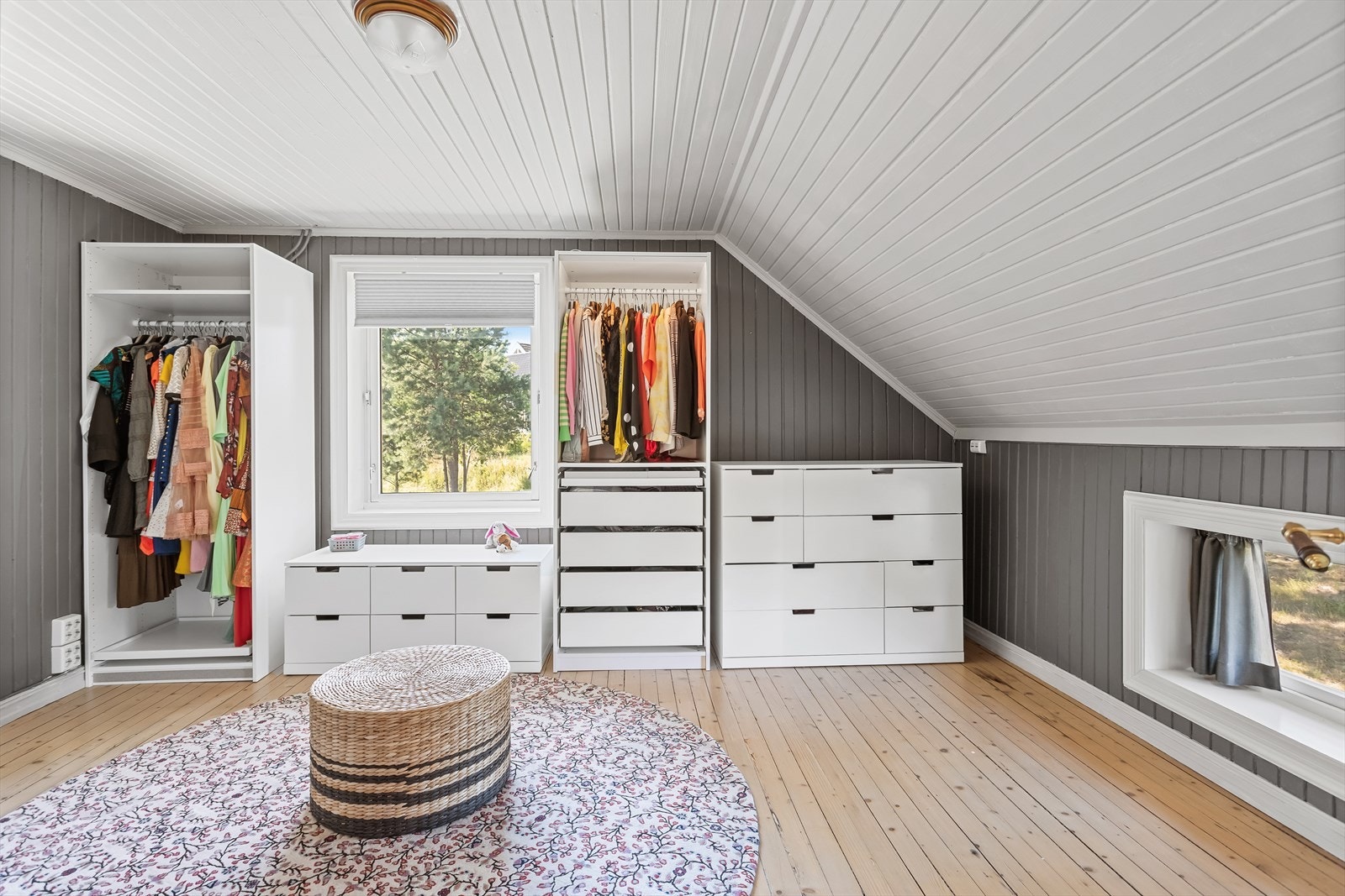 Walk in closet med god oppbevaring. Rommet er godkjent som soverom, godt velegnet som barnerom. Galleribilde