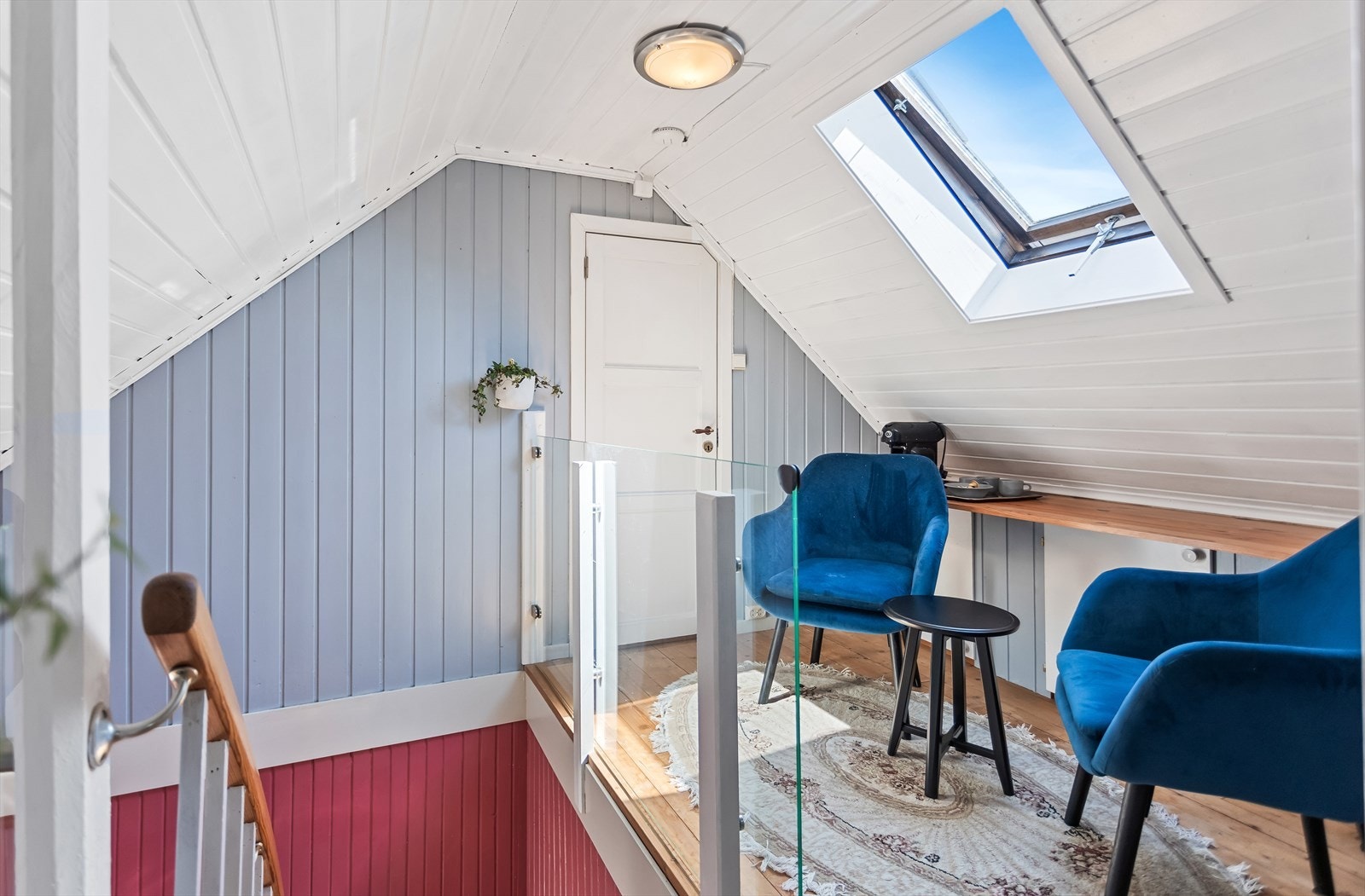 Liten loftsstue ved trappeoppgangen med takvindu som gir godt med lys. Galleribilde