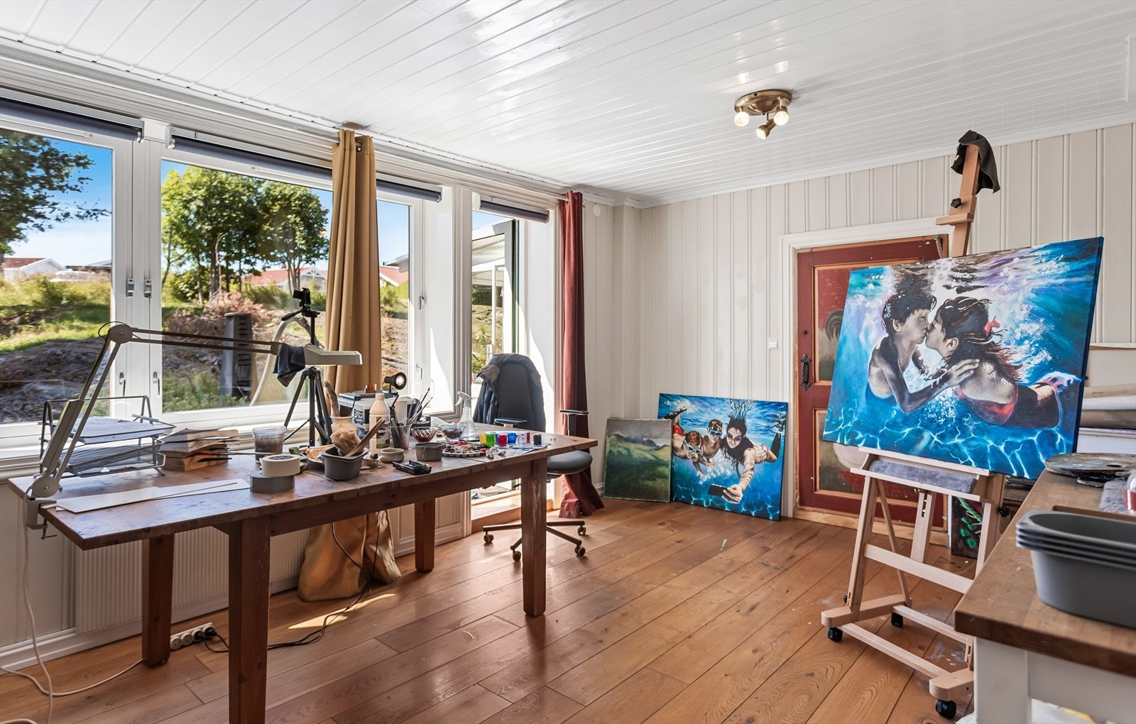 Dette rommet, med utgang til hagen, er ideelt som kontor eller atelier. Galleribilde