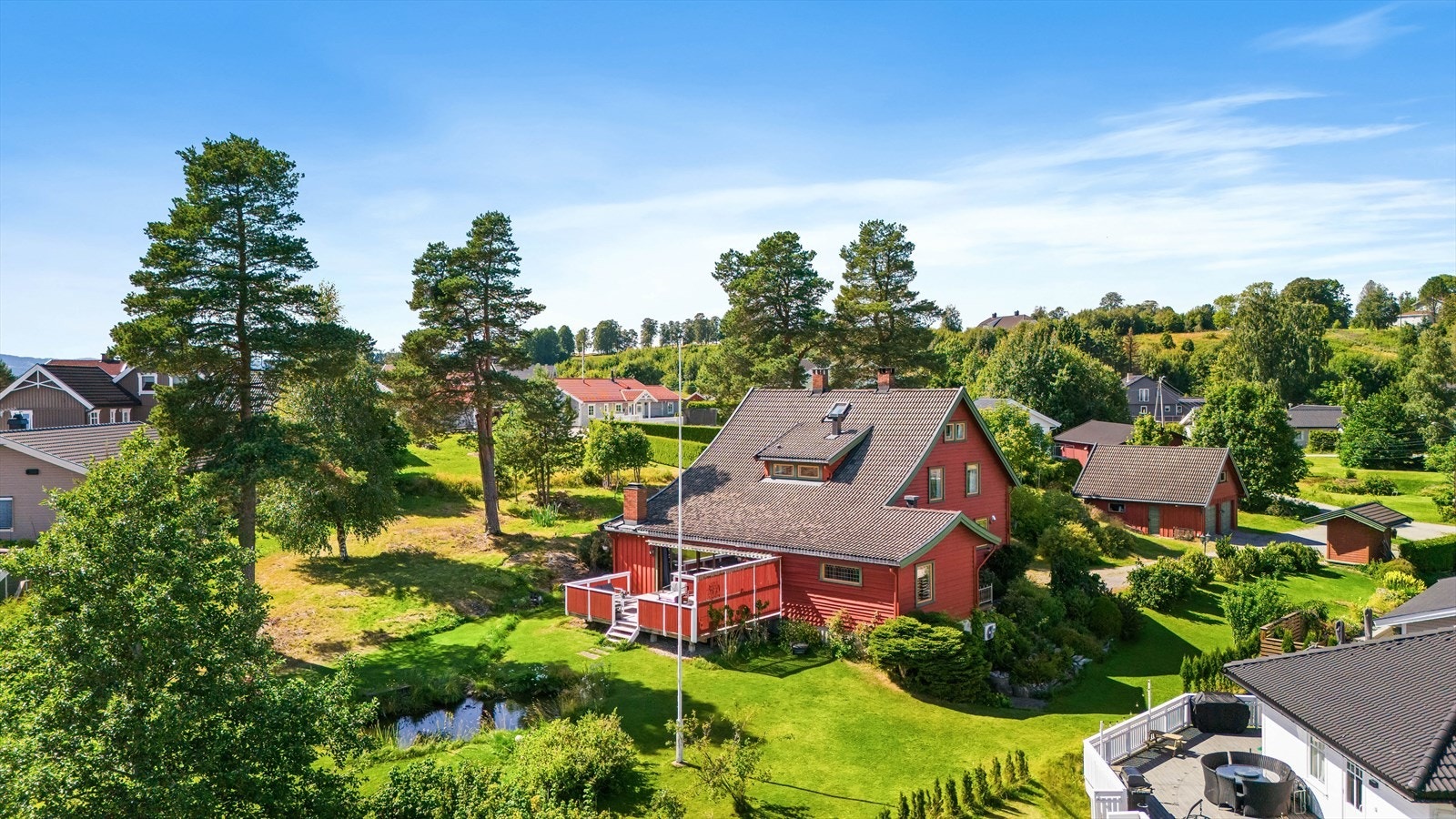 Dobbelgarasjen har et innredet loft med adkomst via utvendig trapp. Galleribilde