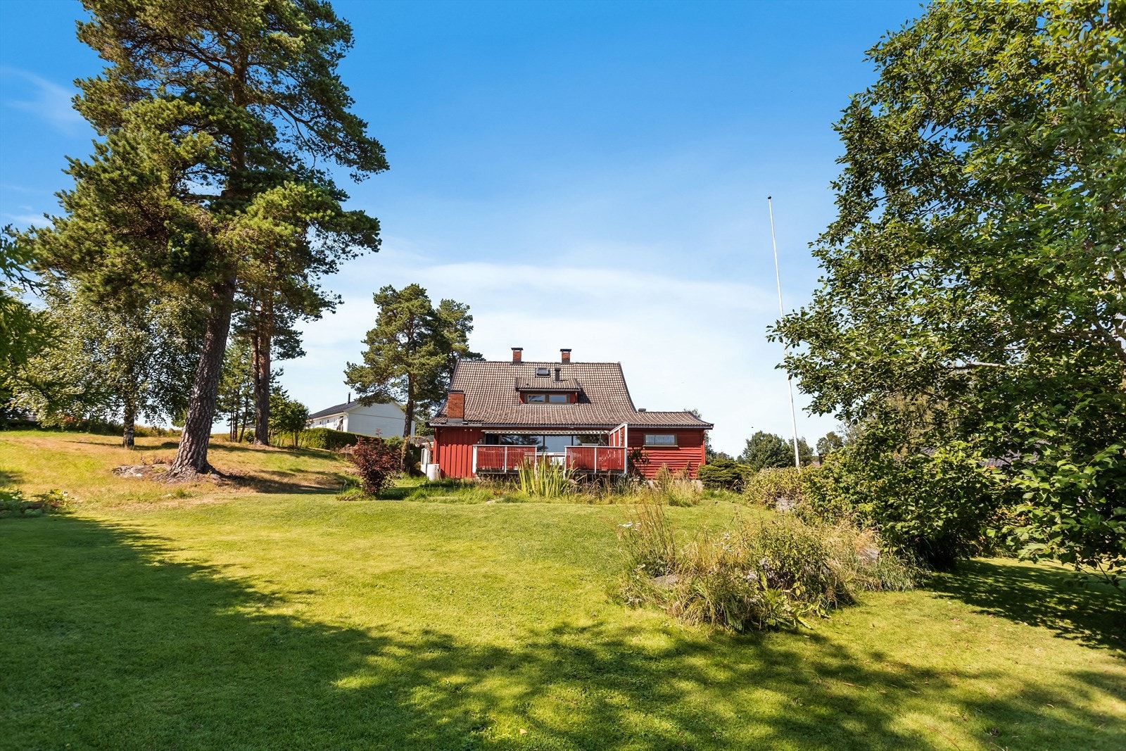 Stor og usjenert hage med god plass for lek og aktiviteter. Galleribilde
