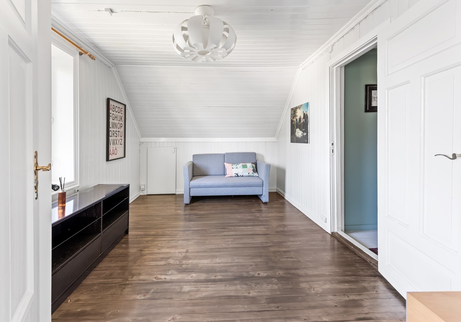 Soverom med god plass til seng med tilhørende nattbord, og eventuell garderobe. Galleribilde