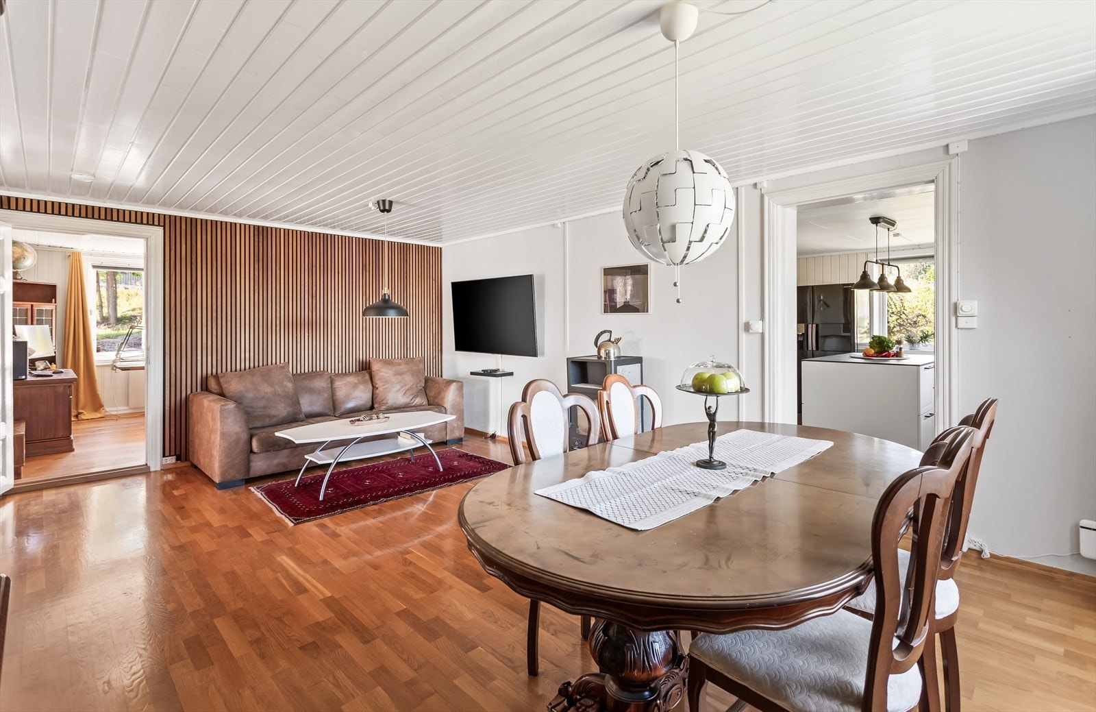 Spisestuen har god plass til langbord og ligger i åpen løsning mot stuen. Galleribilde