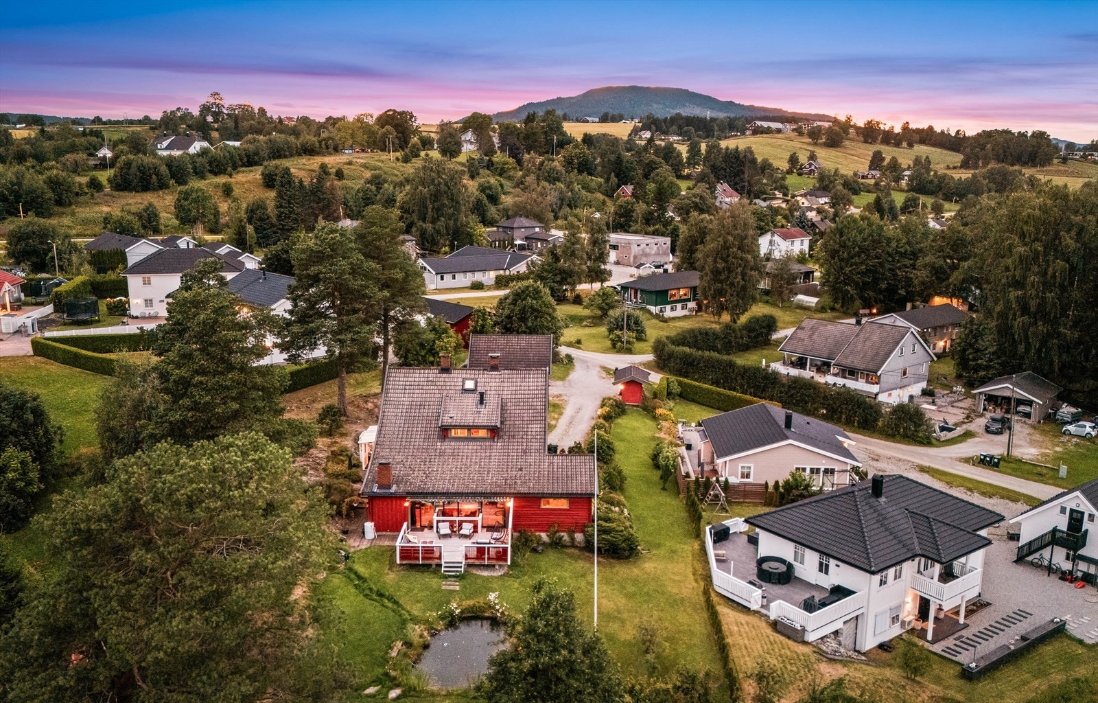 Fra eiendommen er det kun 4 minutters gange til Coop Extra Hammerås, barneskole og barnehage. Galleribilde