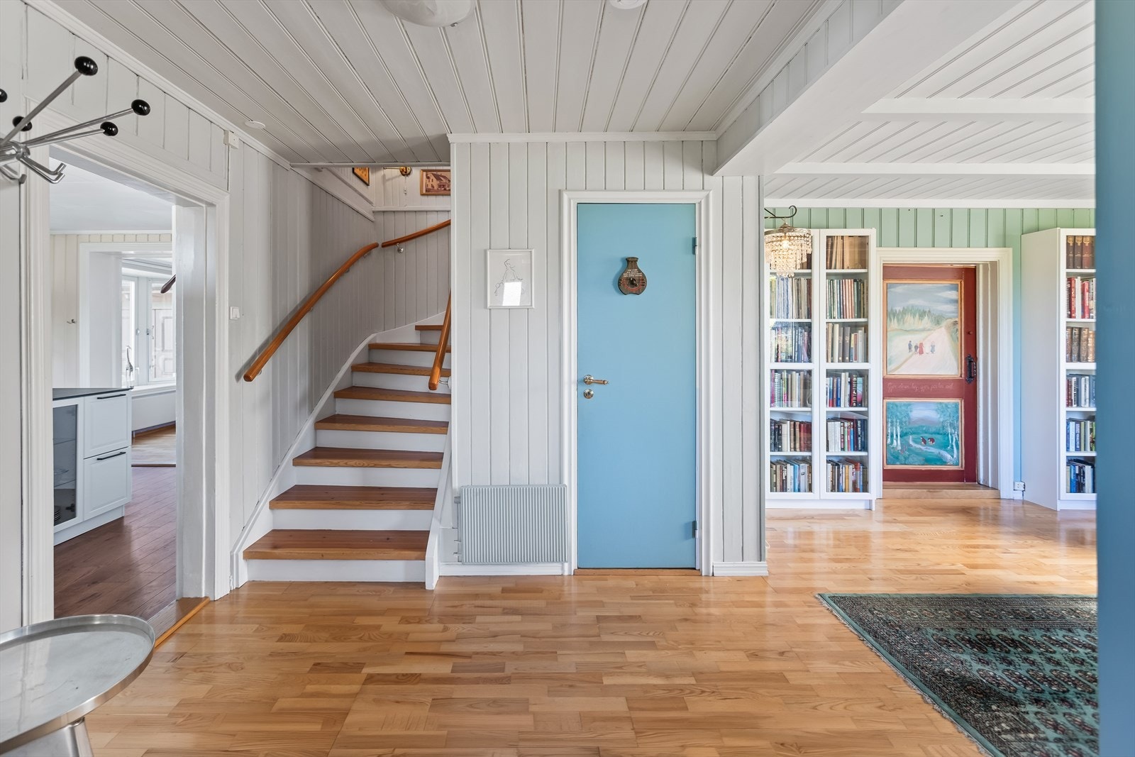 Hallen er et sentralt knutepunkt med trapp opp til andre etasje og loft. Galleribilde