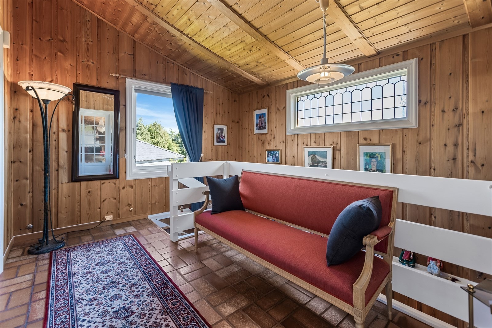 Gjennomgående bruk av treverk på gulv, vegger og i himling. Galleribilde