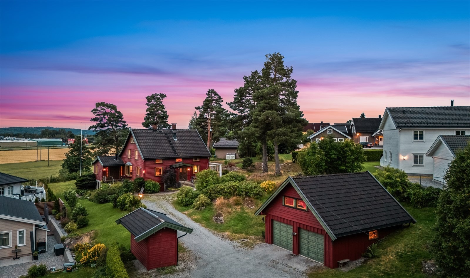 På eiendommen er det en dobbelgarasje fra 1997 og en utvendig bod fra 2006. Galleribilde