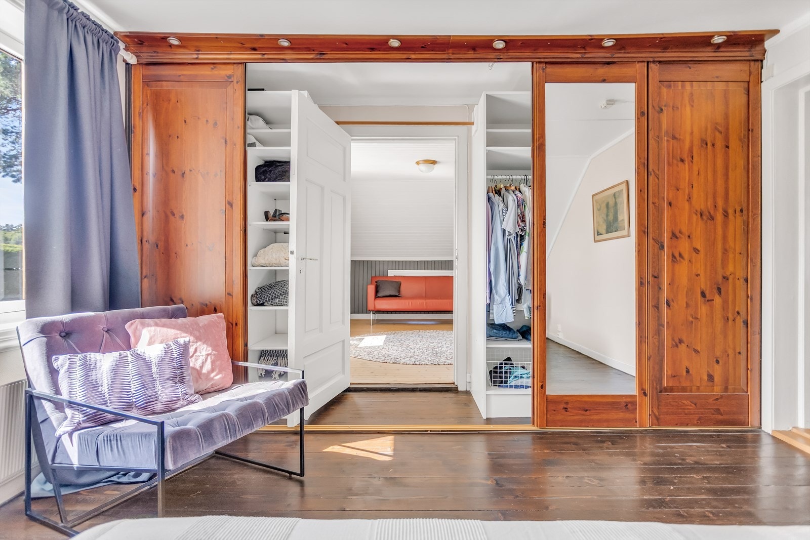 Fra hovedsoverommet er det gjennomgang til et romslig walk in closet. Galleribilde