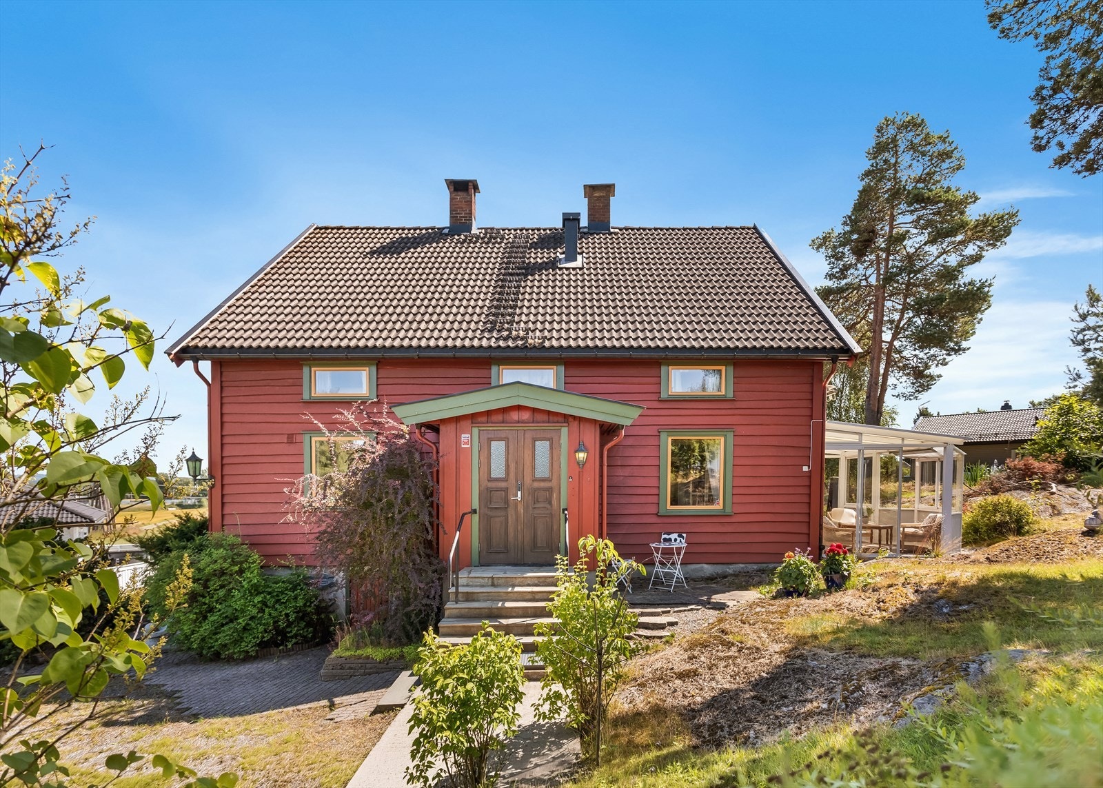 Hovedinngang med overbygget inngangsparti og trapp i betong. Galleribilde