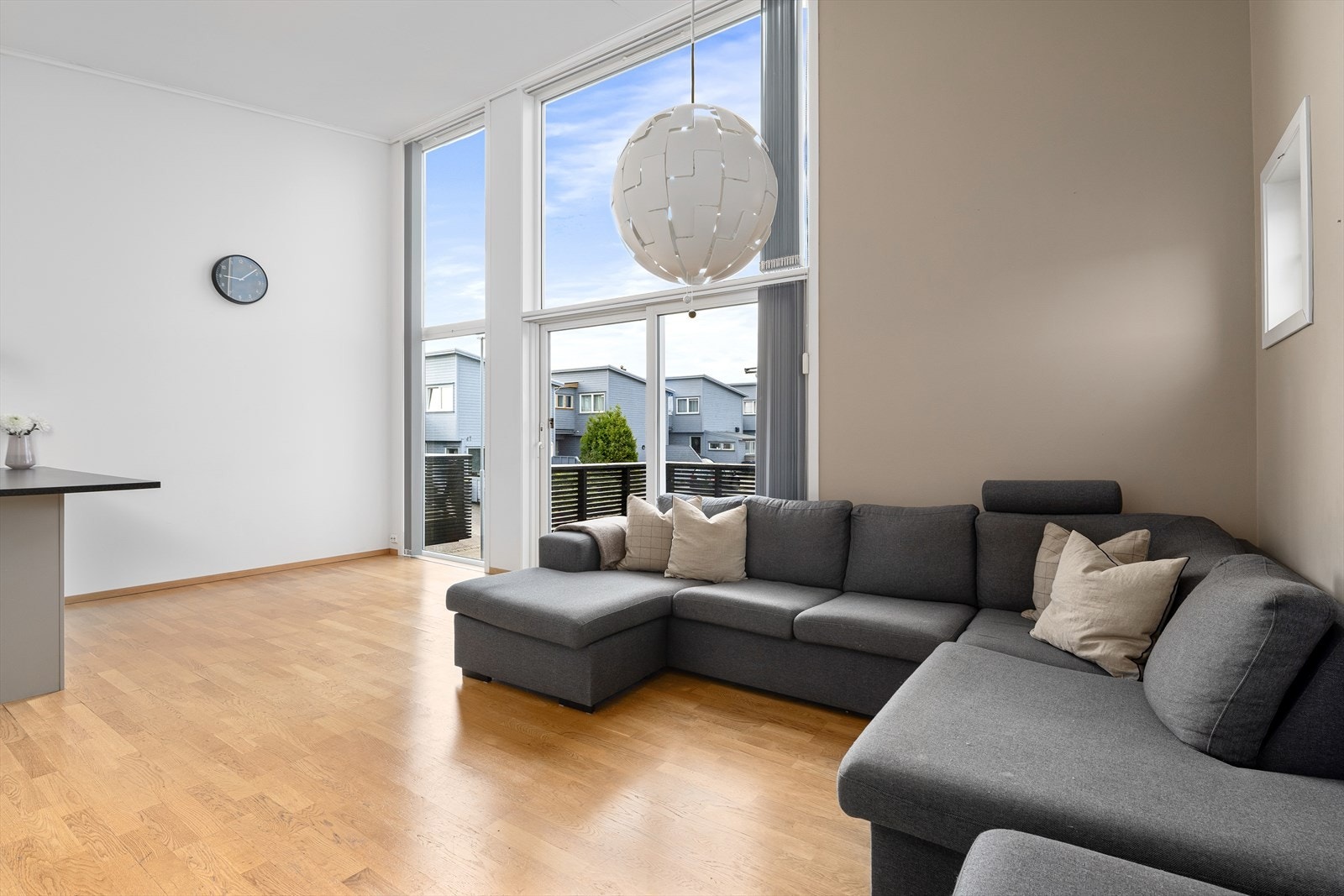 Stuen har parkett på gulv og malte overflater på vegger og i himling. Boligen har balansert ventilasjon Galleribilde