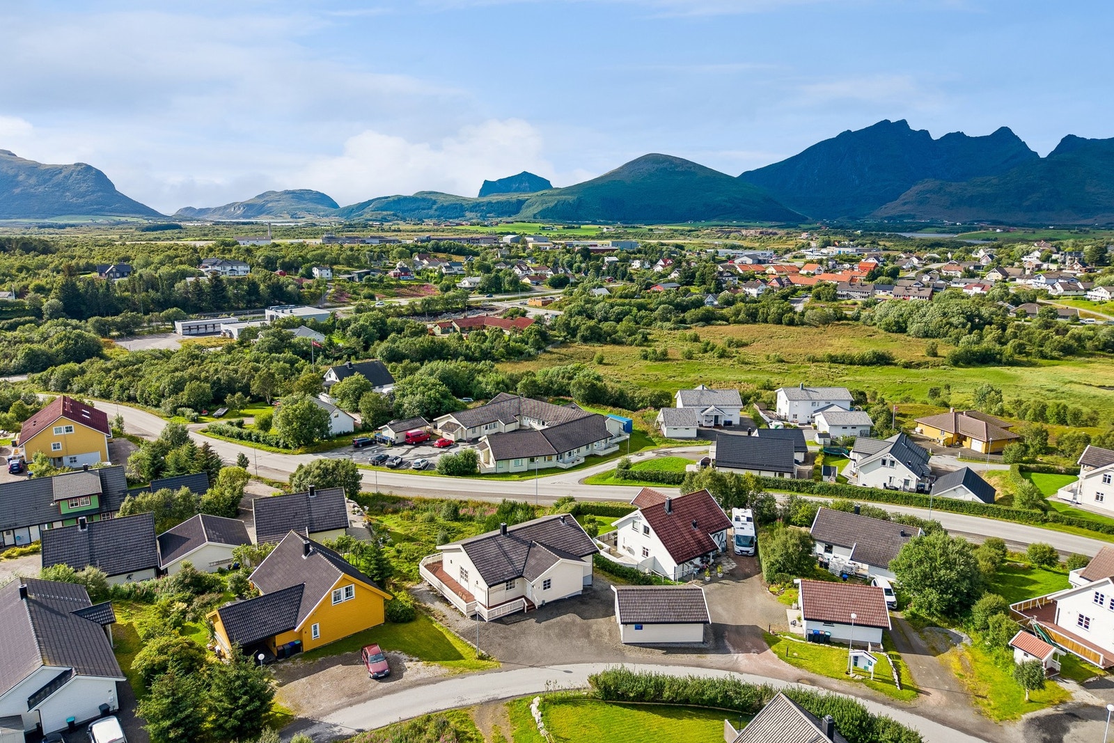 Dette er en innholdsrik enebolig med flere soverom, to bad, to vaskerom, boder, garasje og en solrik terrasse. Galleribilde
