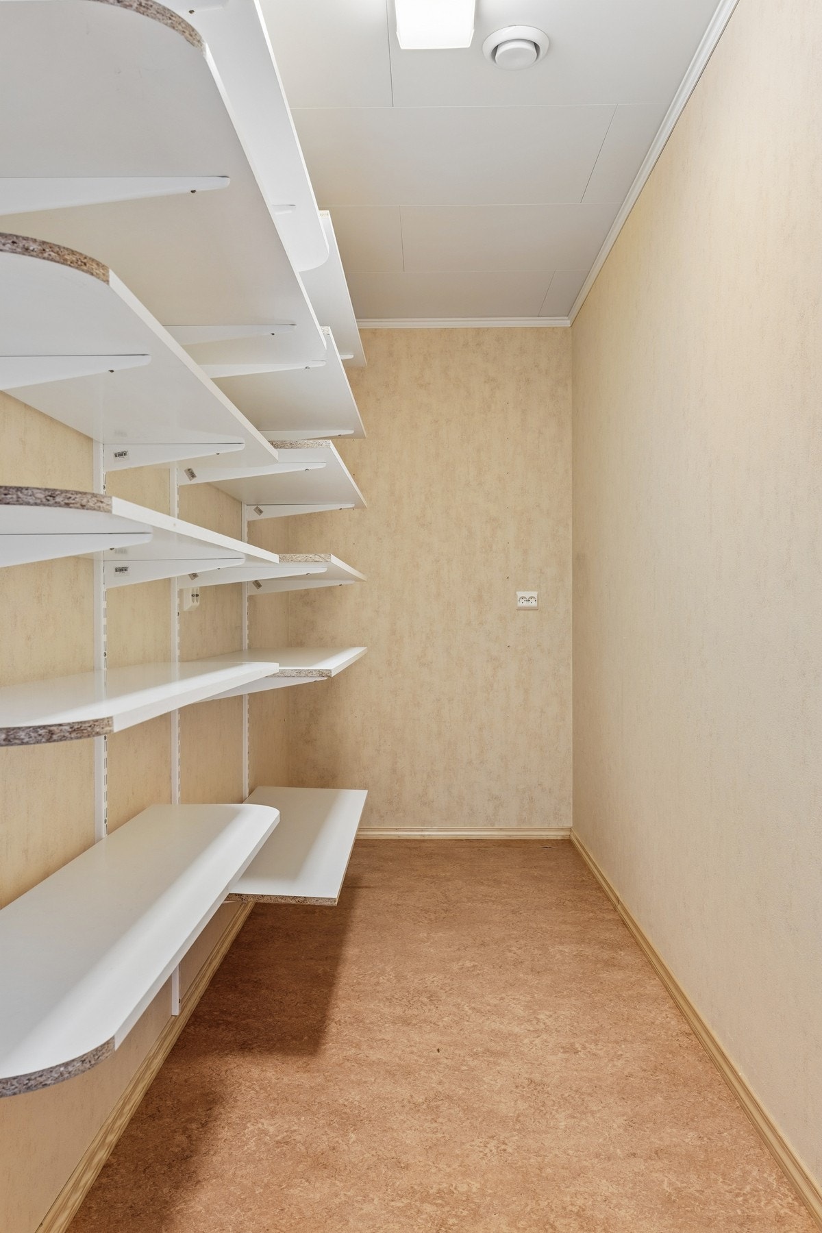 Praktisk bod med hyllesystem for gode oppbevaringsmuligheter. Galleribilde