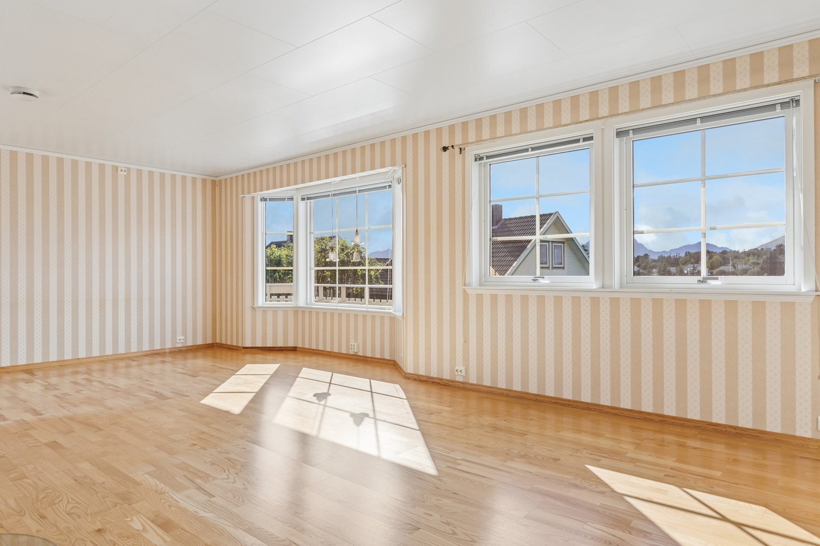 Her er det god plass til både sitte- og spisegruppe. Galleribilde