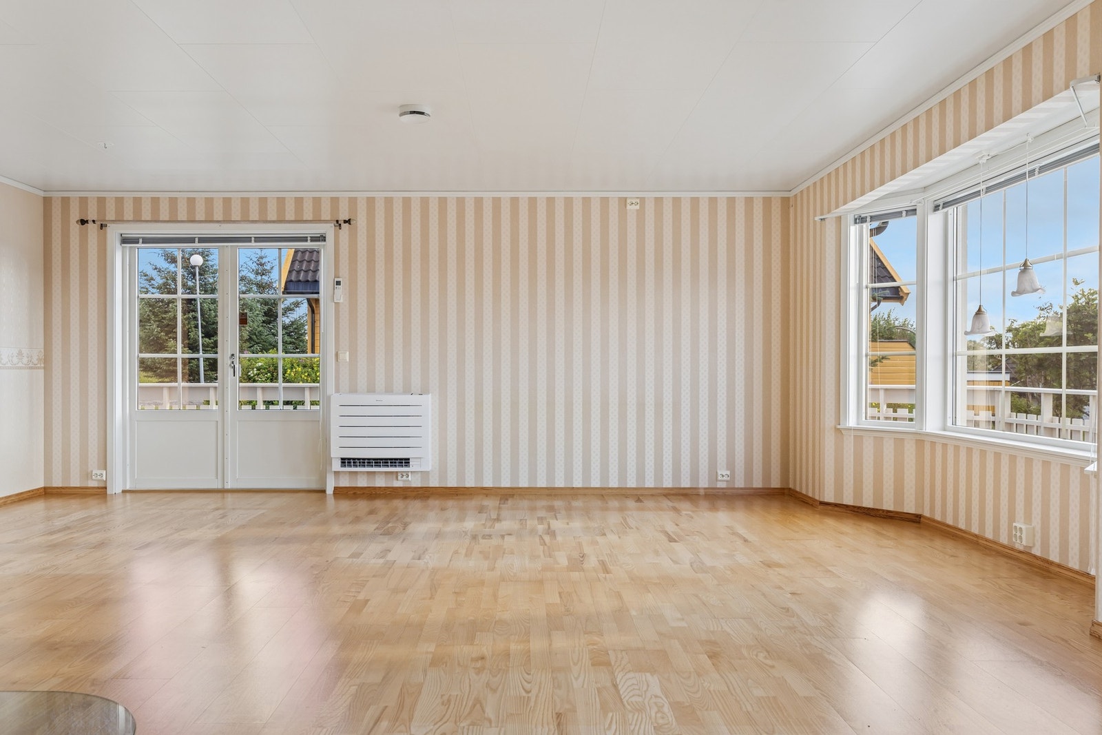 Fra stua er det direkte utgang til en romslig balkong med gode sol- og utsiktsforhold. Galleribilde