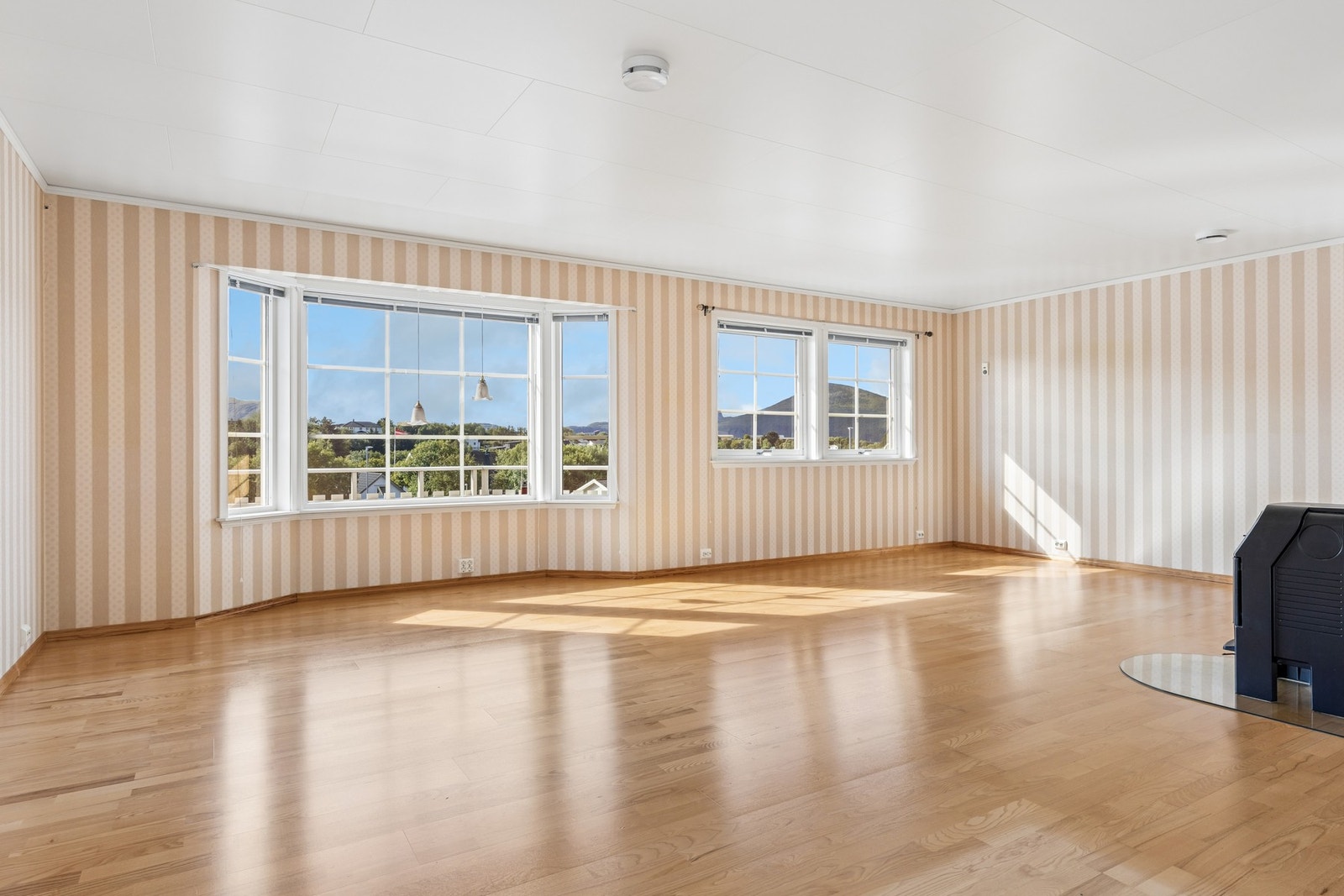 Lys og romslig stue, med store vindusflater som gir rikelig med naturlig lysinnslipp. Galleribilde