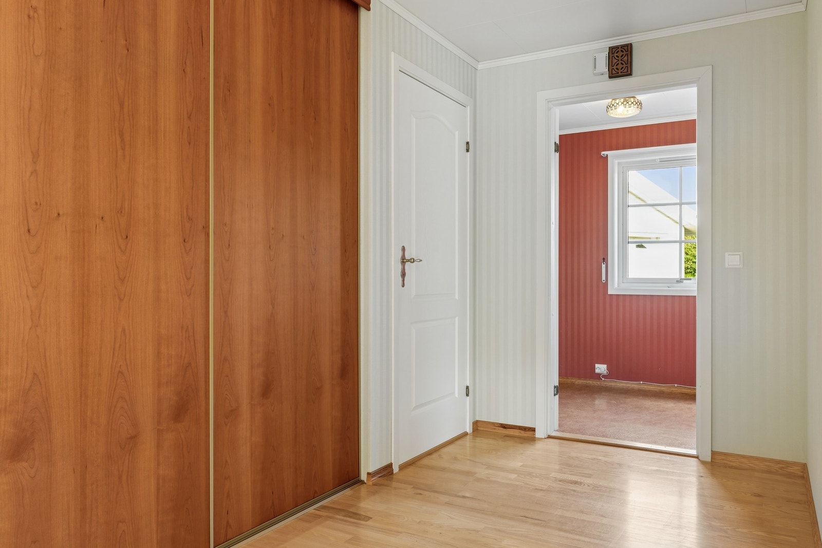 Gang med integrert skyvedørsgarderobe, som gir gode oppbevaringsmuligheter for yttertøy. Galleribilde