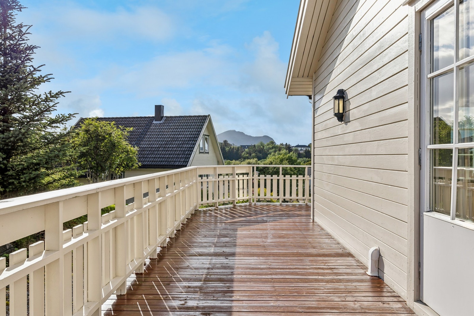 Solrik og stor terrasse på ca. 44 m², med direkte utgang fra stua. Galleribilde