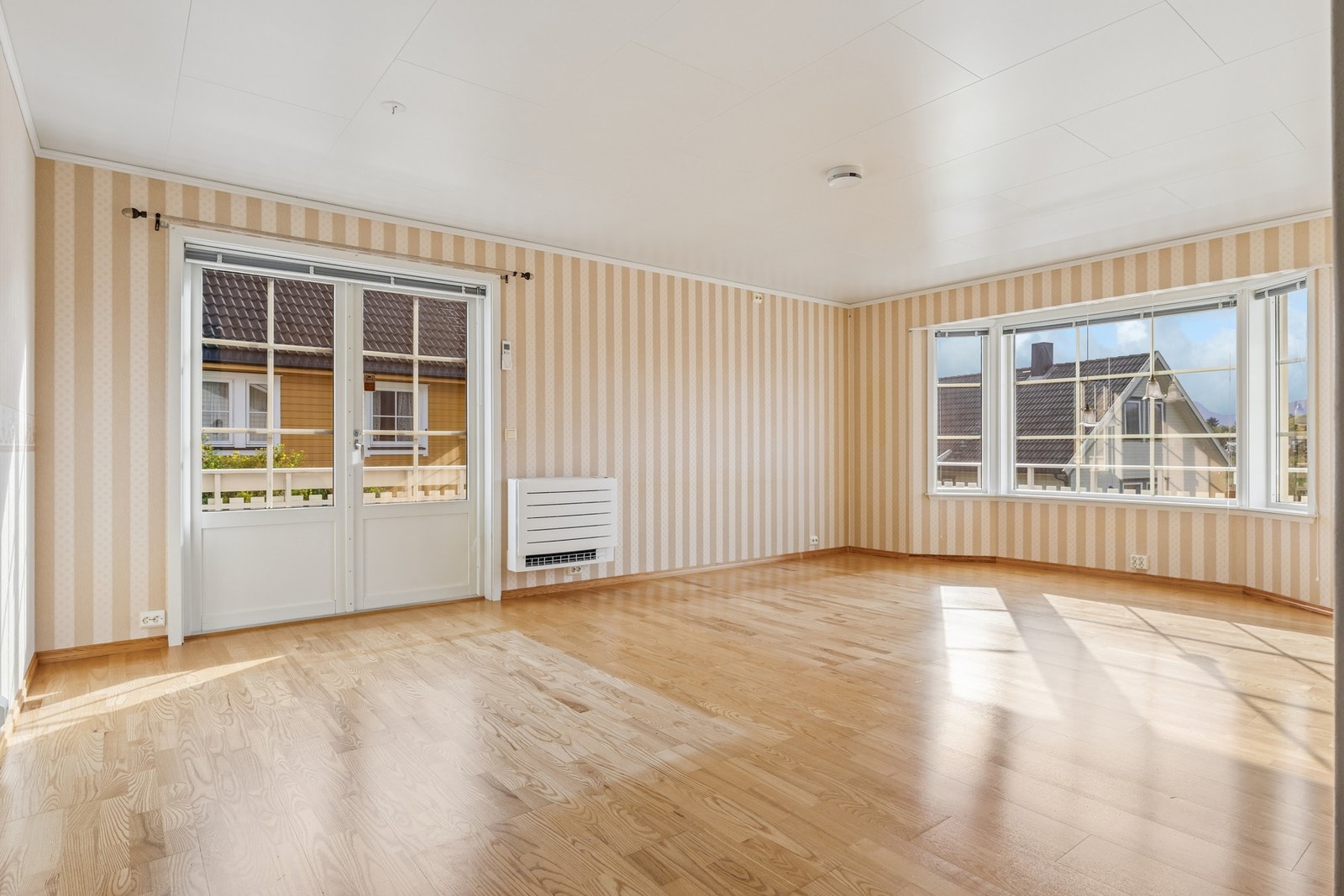 Utgang til romslig terrasse fra stue Galleribilde