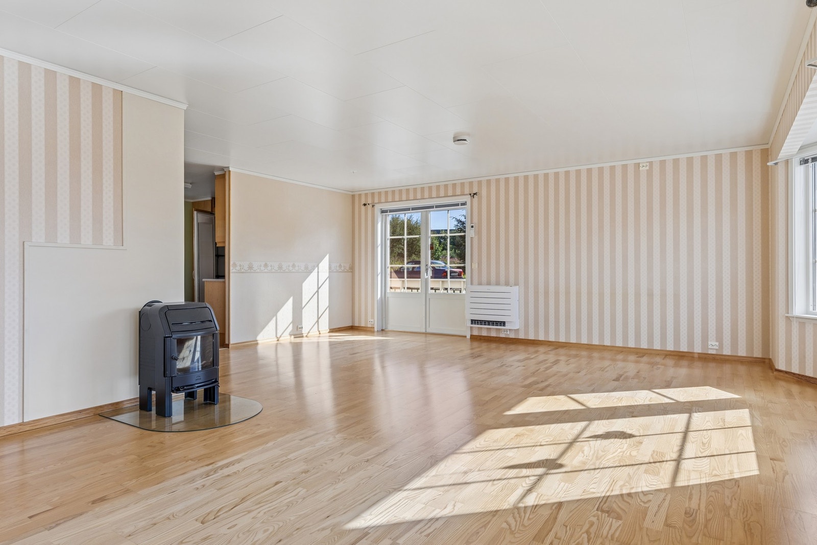 Stua har parkett på gulvet og romslig løsning. Galleribilde
