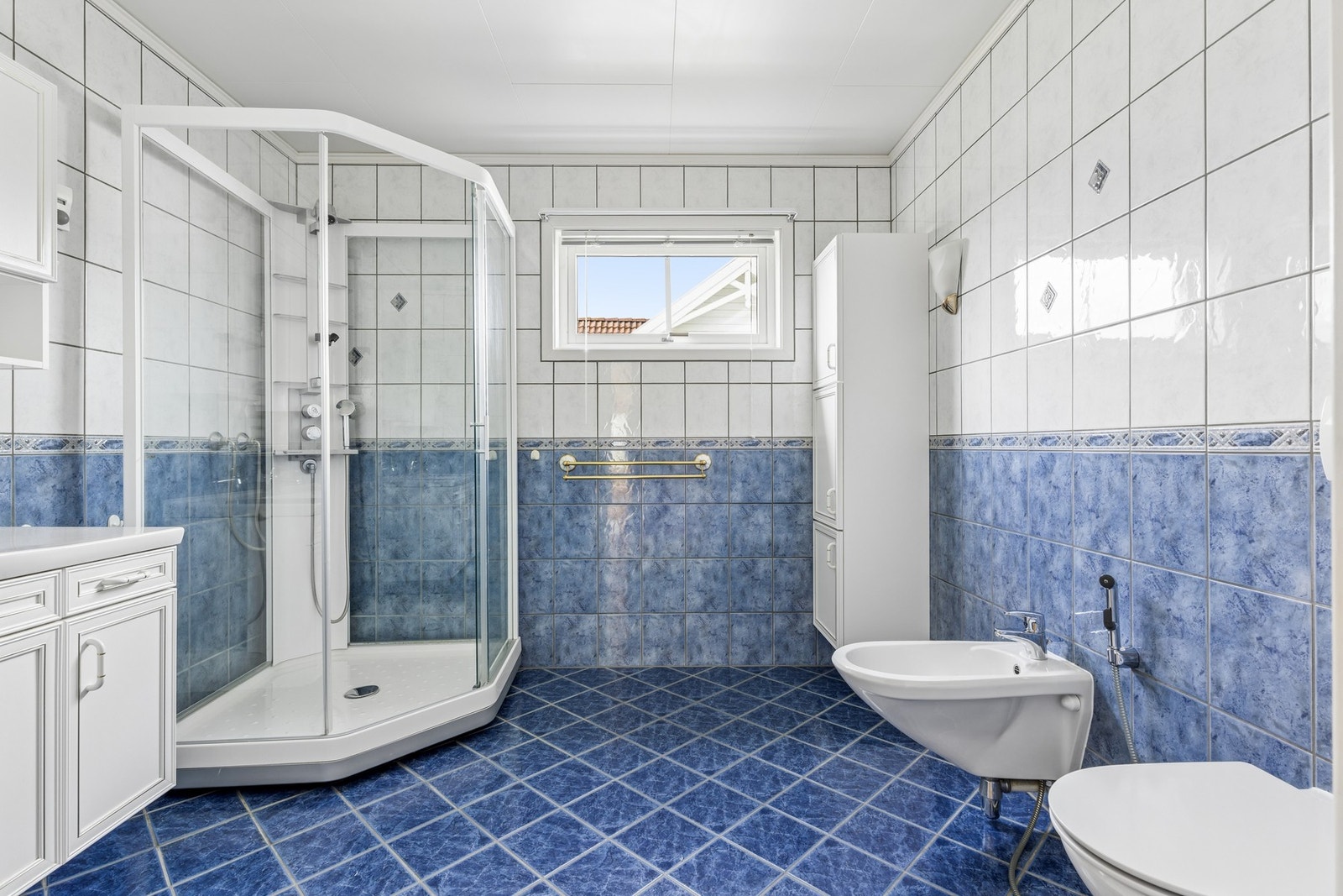 Badet i 1.etasje er flislagt med varme i gulvet. Galleribilde