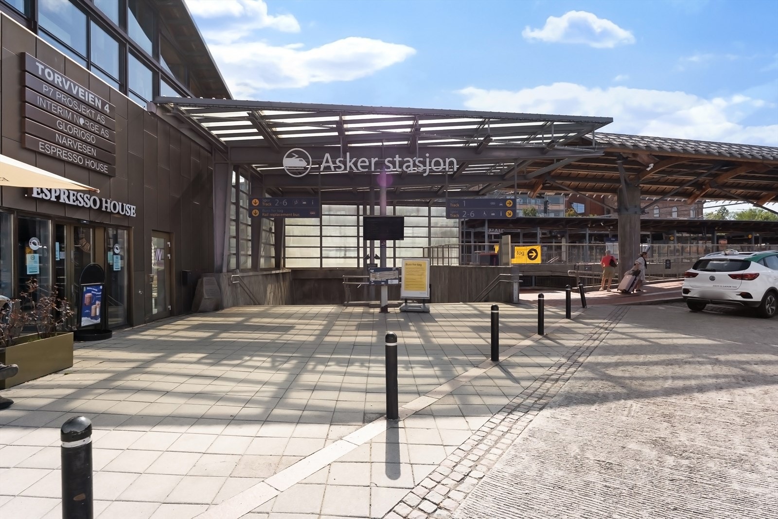Det er er ca. 5 minutter gange til Asker stasjon med regiontog som har avgang hvert 10 minutt, samt flytoget til Gardermoen. Galleribilde