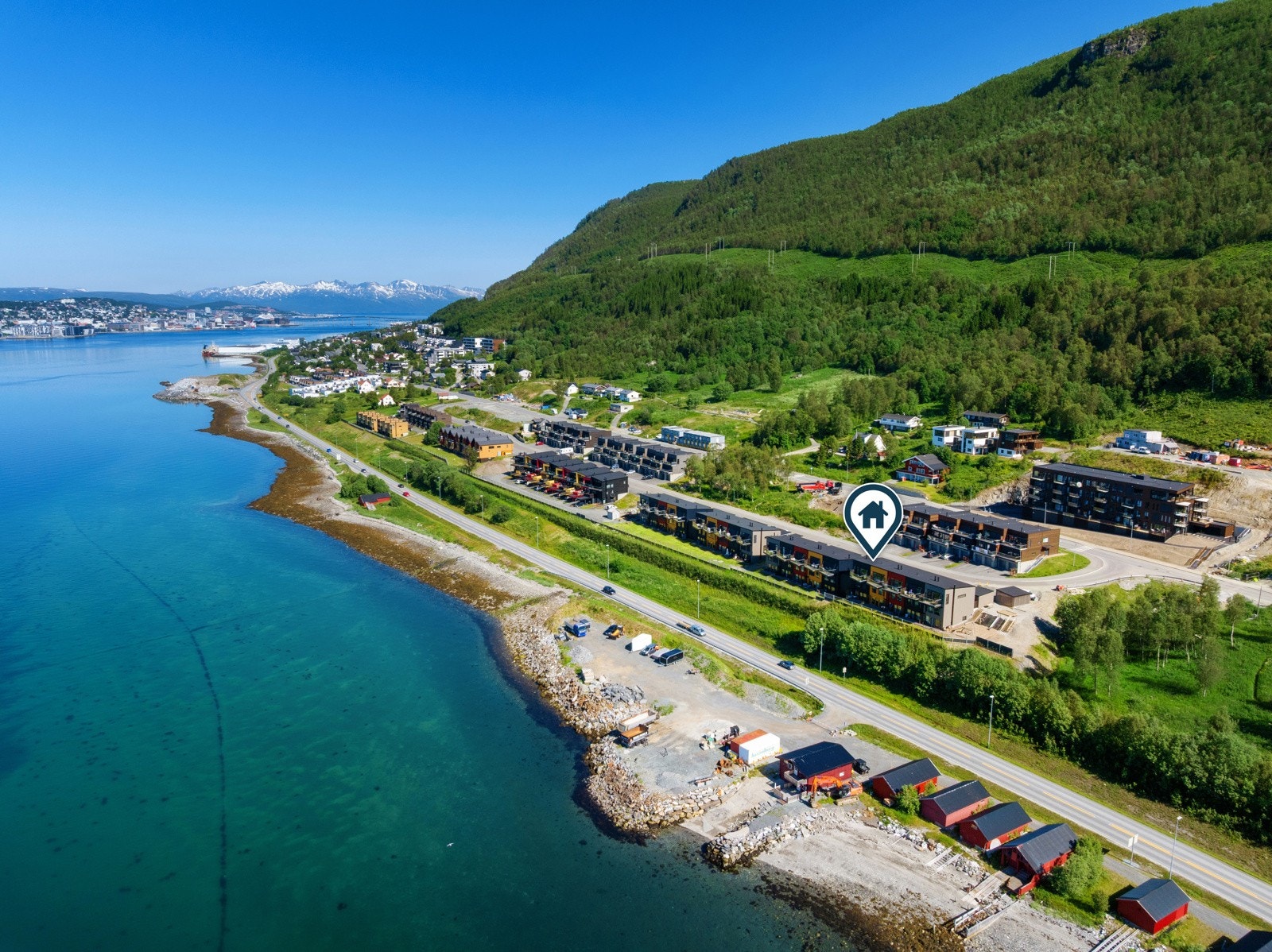 Det er planlagt etablering av matbutikk (Coop) og treningssenter (Feel24 e.l.)  like ved boligen.