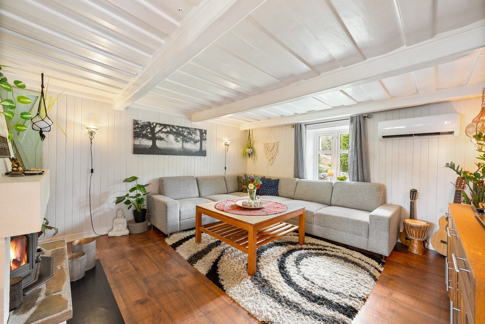 Stuen er lys og romslig med god plass til både sofagruppe og mediemøblement. Galleribilde
