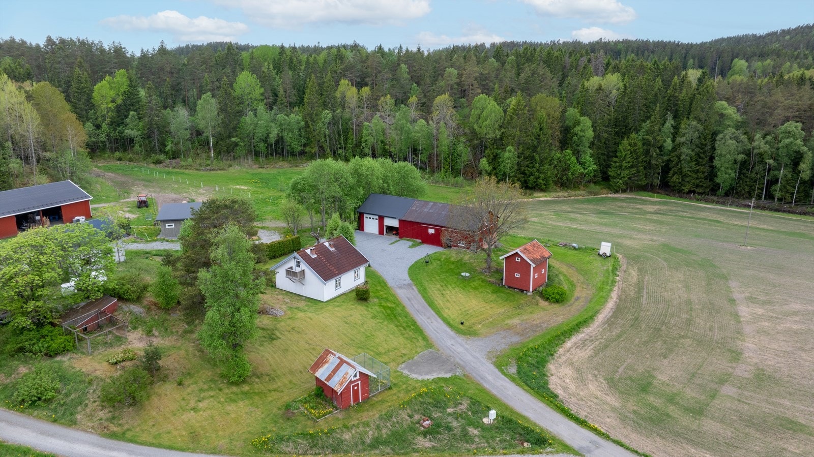 Her ligger alt til rette for et rolig og landlig liv med god plass til både hobbyer, dyr og familieliv! Galleribilde