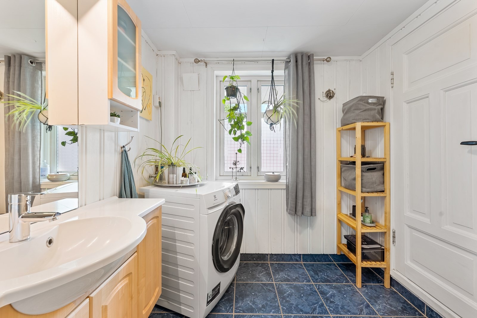 Badet ble bygget til i 2004 og har flislagte gulv med varme, malt trepanel og våtromsplater på veggene, samt himling med takessplater og belysning. Galleribilde