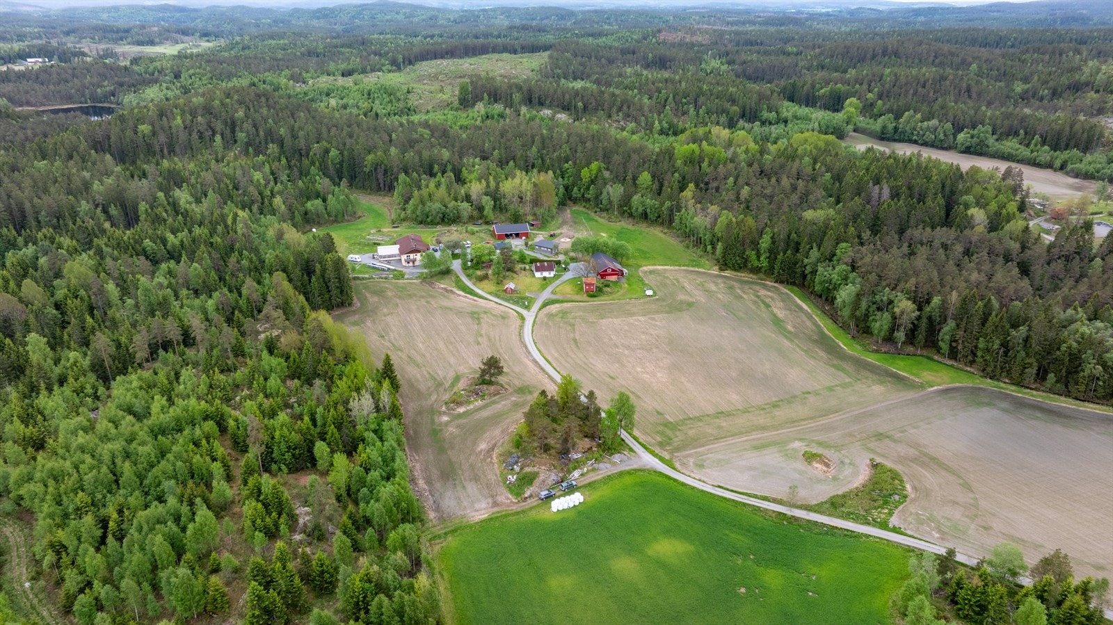 Småbruket ligger landlig og fredelig til ved Steinersby, helt sør i Aurskog-Høland kommune. Her bor du med skog og åpne jorder som nærmeste nabo, og kan nyte stillheten som bare et ekte småbruk kan tilby. Galleribilde
