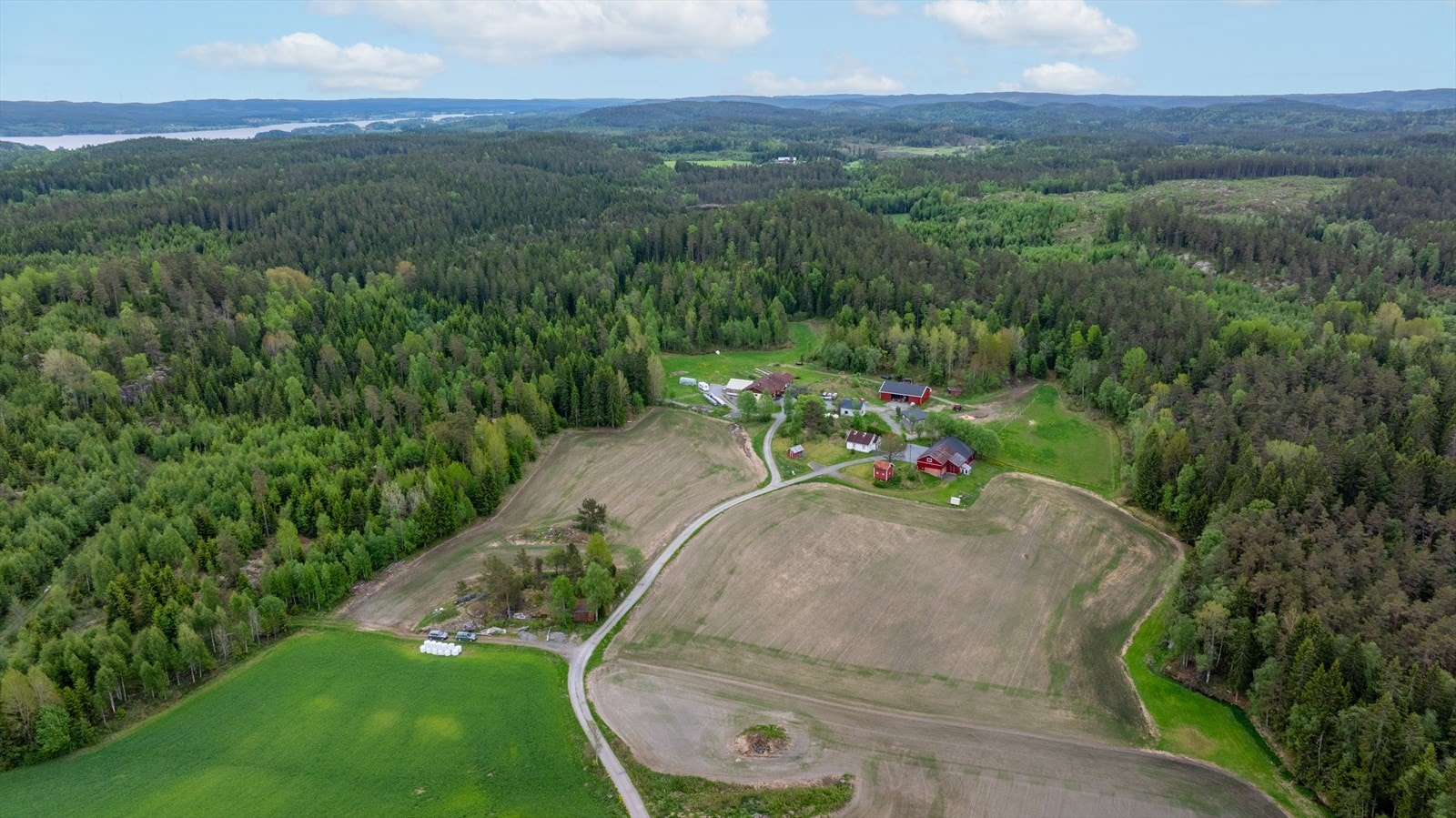 For et bredere utvalg av butikker og tjenester er Mysen sentrum en snau halvtimes kjøretur unna, hvor du også finner togstasjon med forbindelse videre. Nærmeste bussholdeplass er Basmo, ca. seks minutter unna med bil. Galleribilde