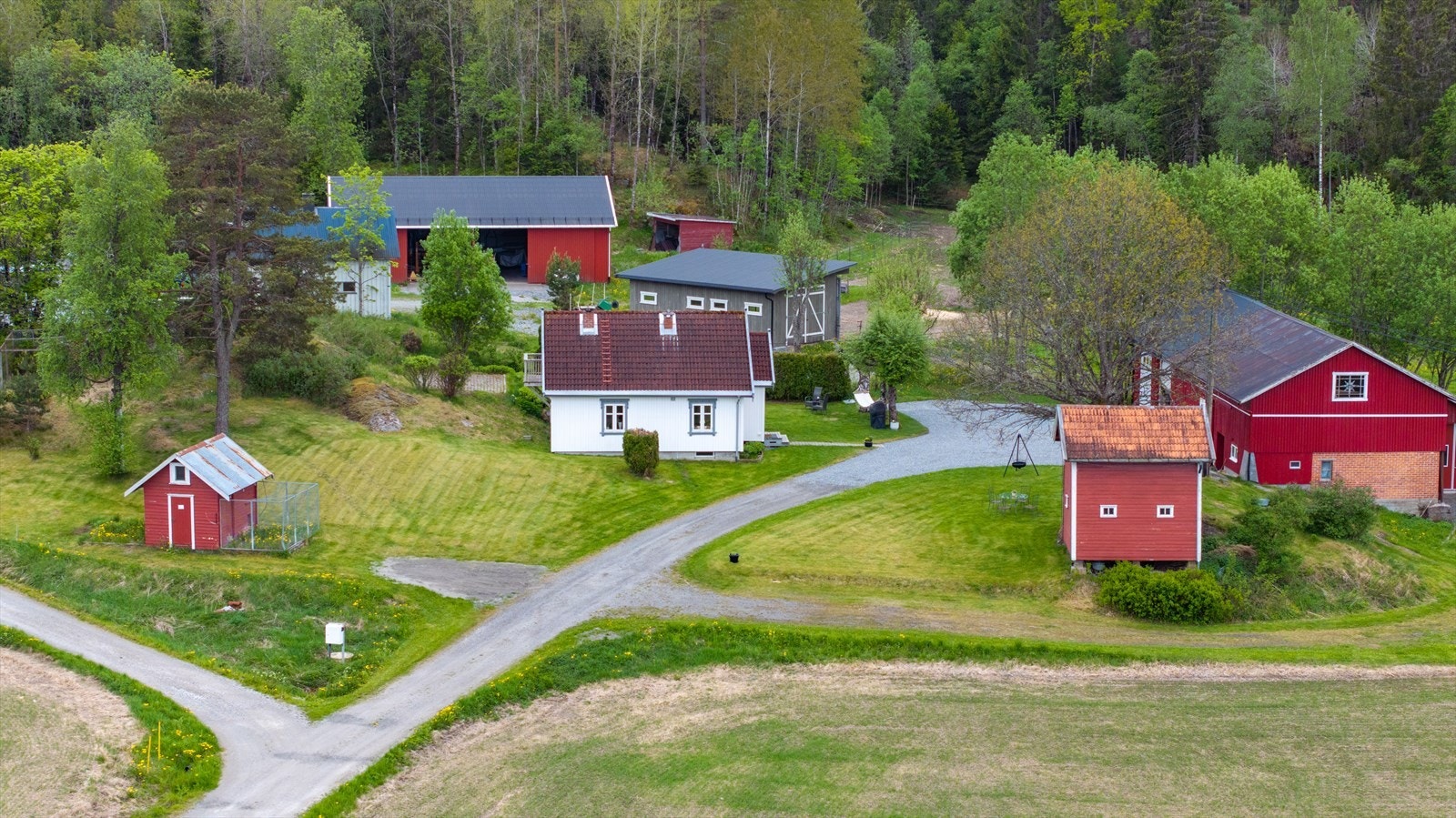 Koselig eldre stabbur og hundehus er også på eindommen. Galleribilde