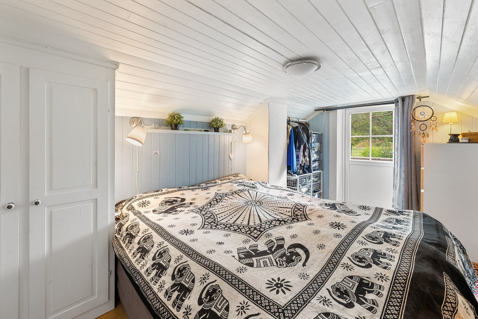 2. etasje er i dag innredet med gang, soverom og to alkover som ikke er godkjent. Se punkt ferdigattest i salgsoppgaven. Galleribilde