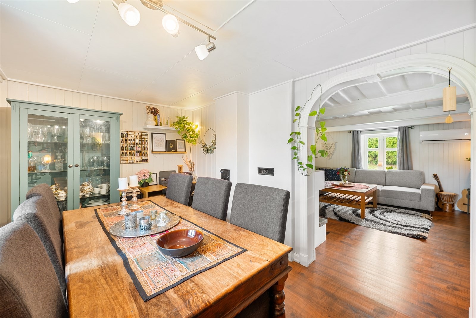 Koselig spisestue med plass til stort spisebord. Galleribilde